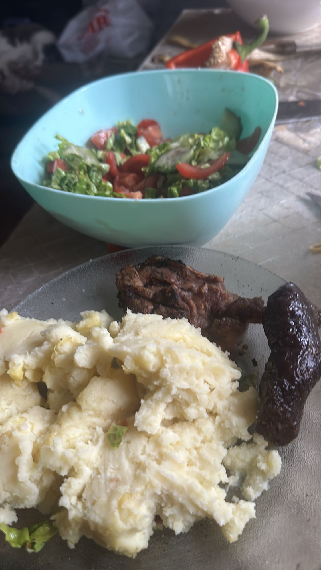 Piure cu carne și salată