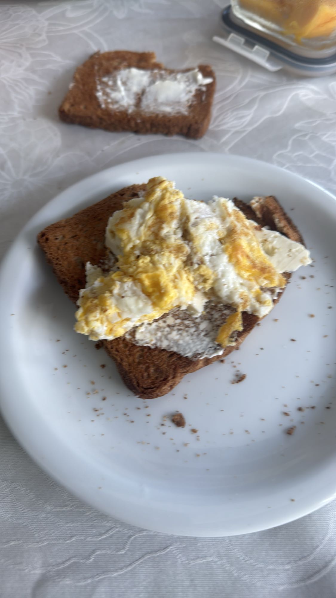 Torrada com ovo e requeijão