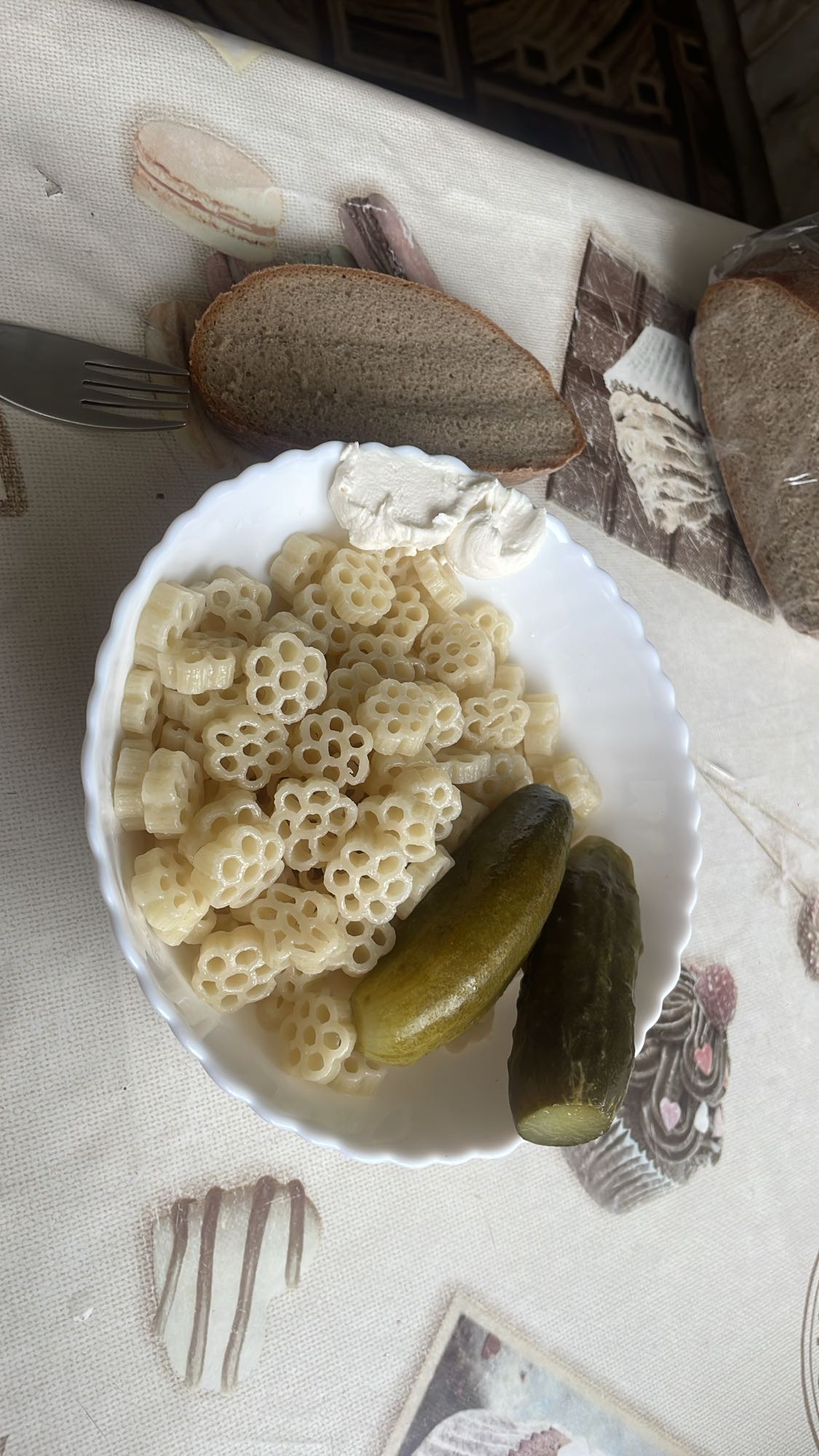 макароны с солеными огурцами