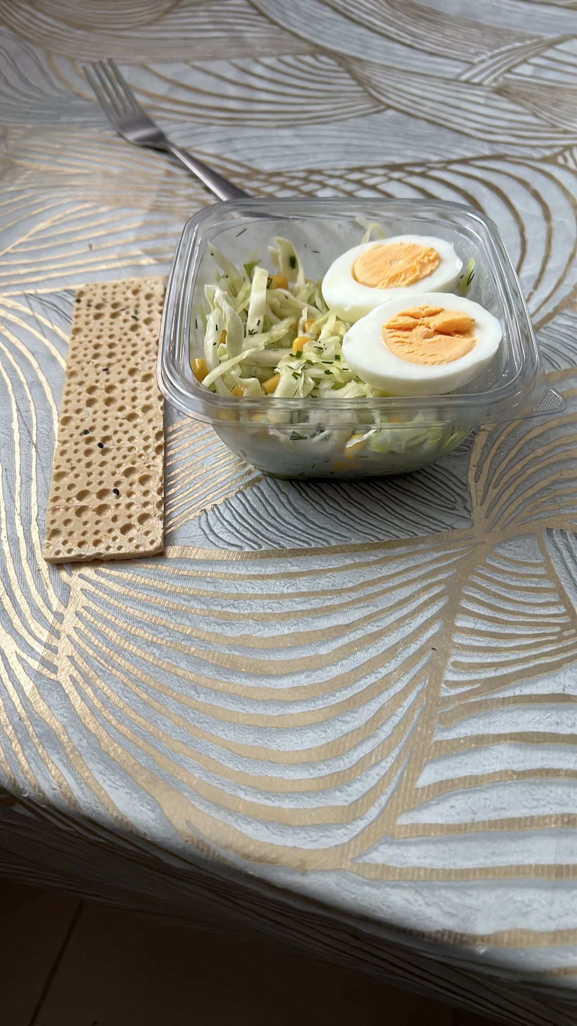 Салат с яйцом и хлебцем