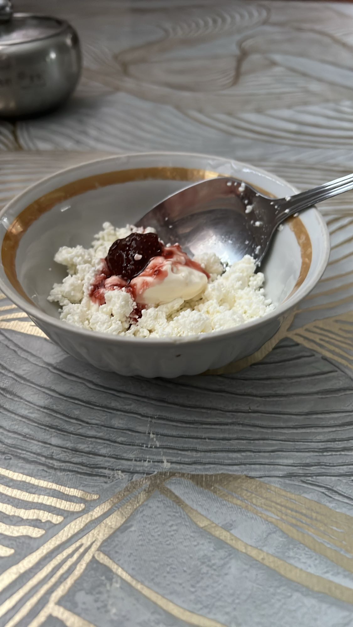 Творог с вареньем и сметаной