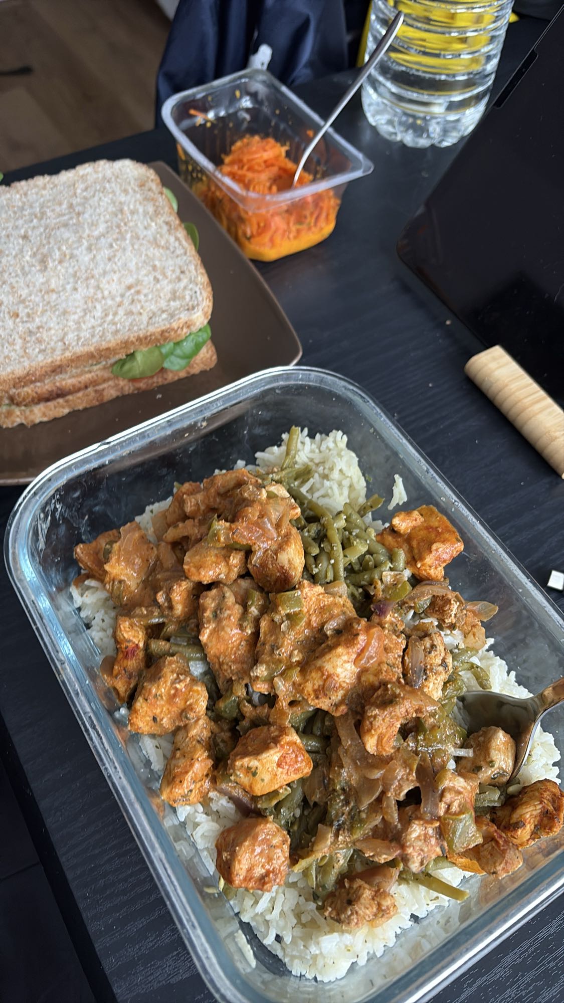 Poulet au riz et sandwich