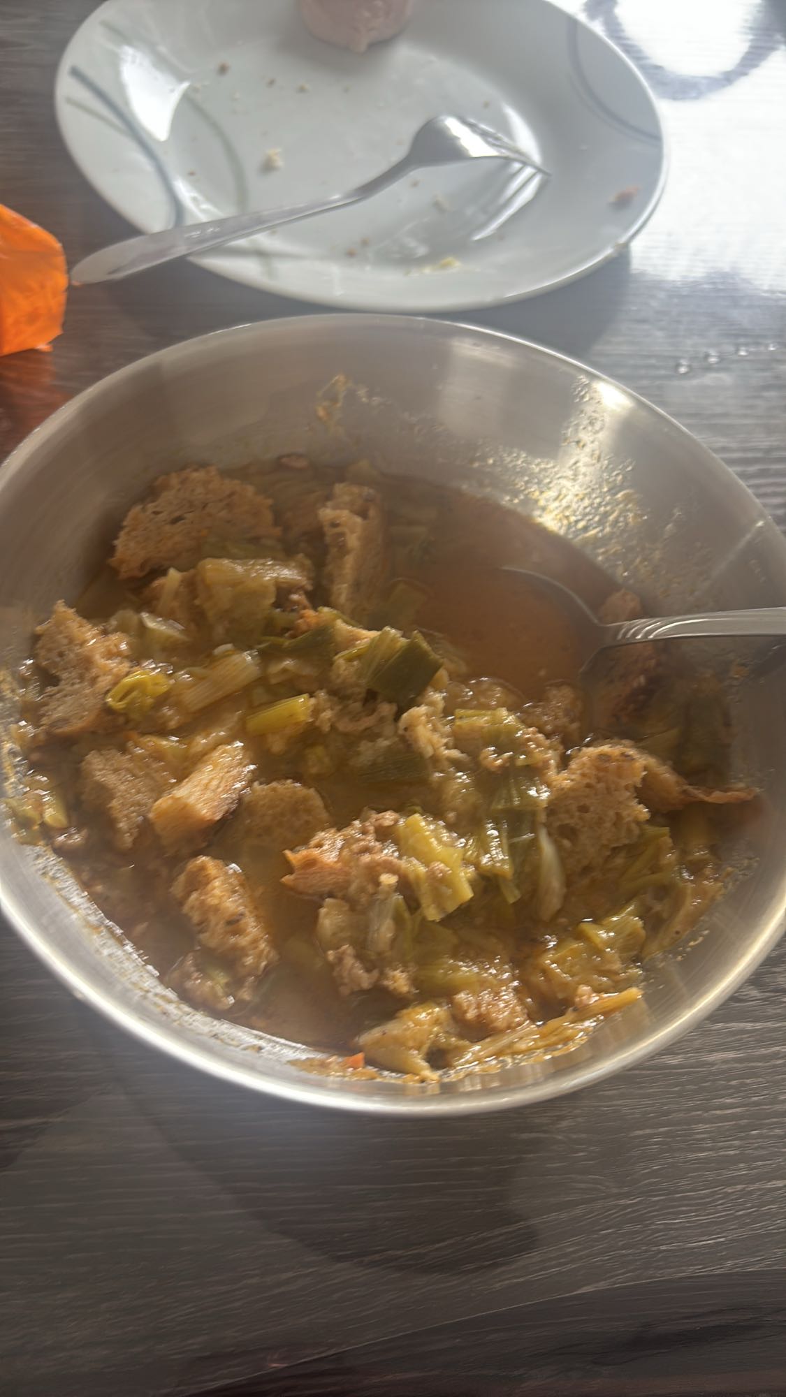Gemüsesuppe mit Brot