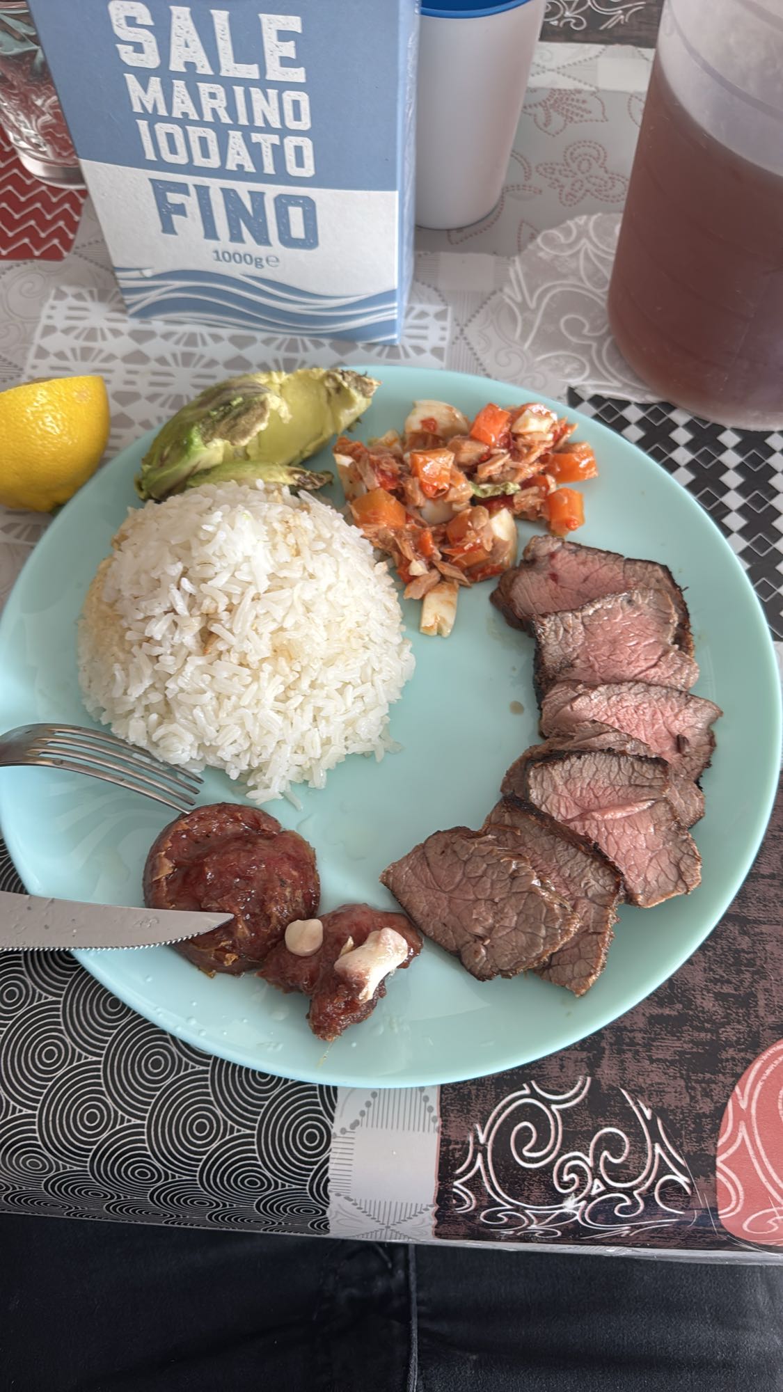Arroz, carne y ensalada