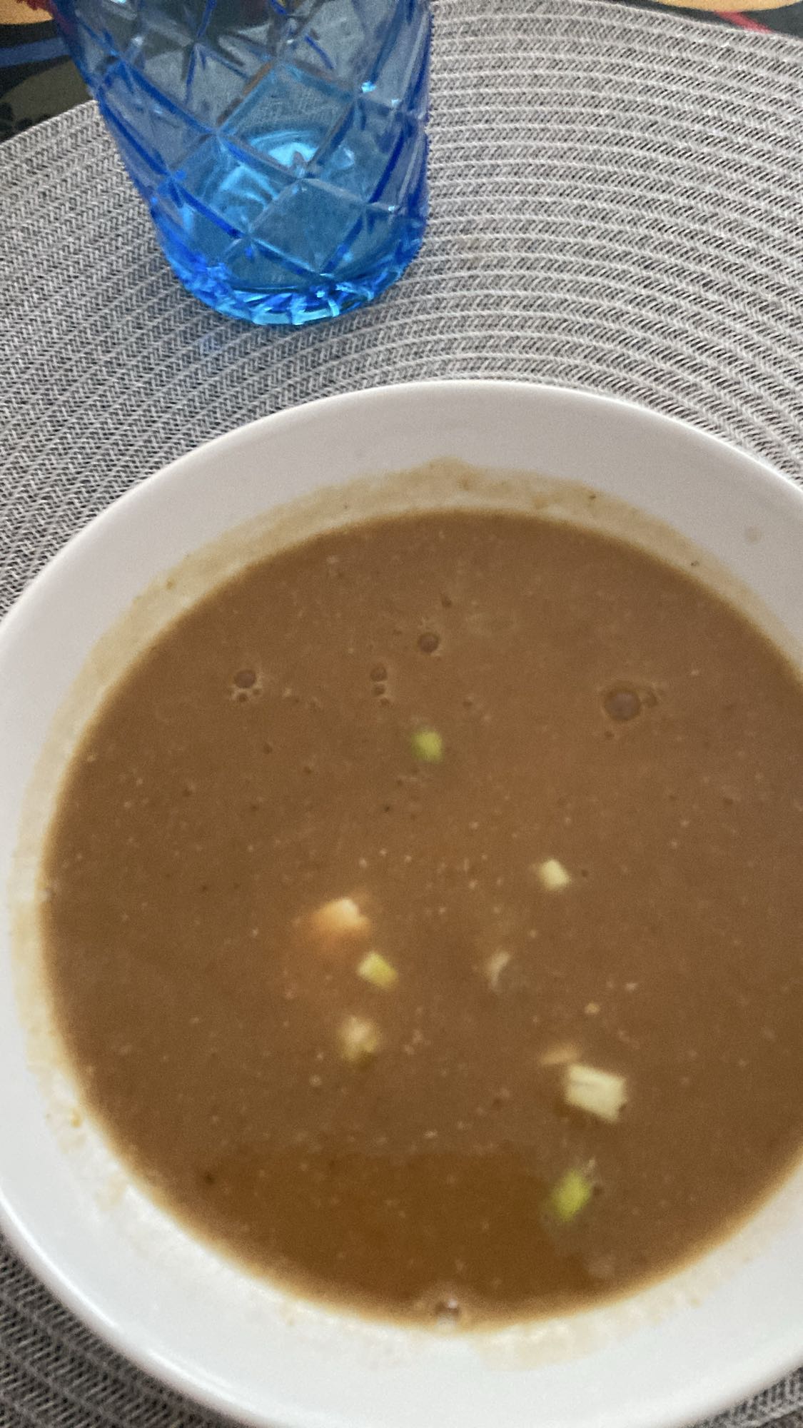 Brun lins- och grönsakssoppa