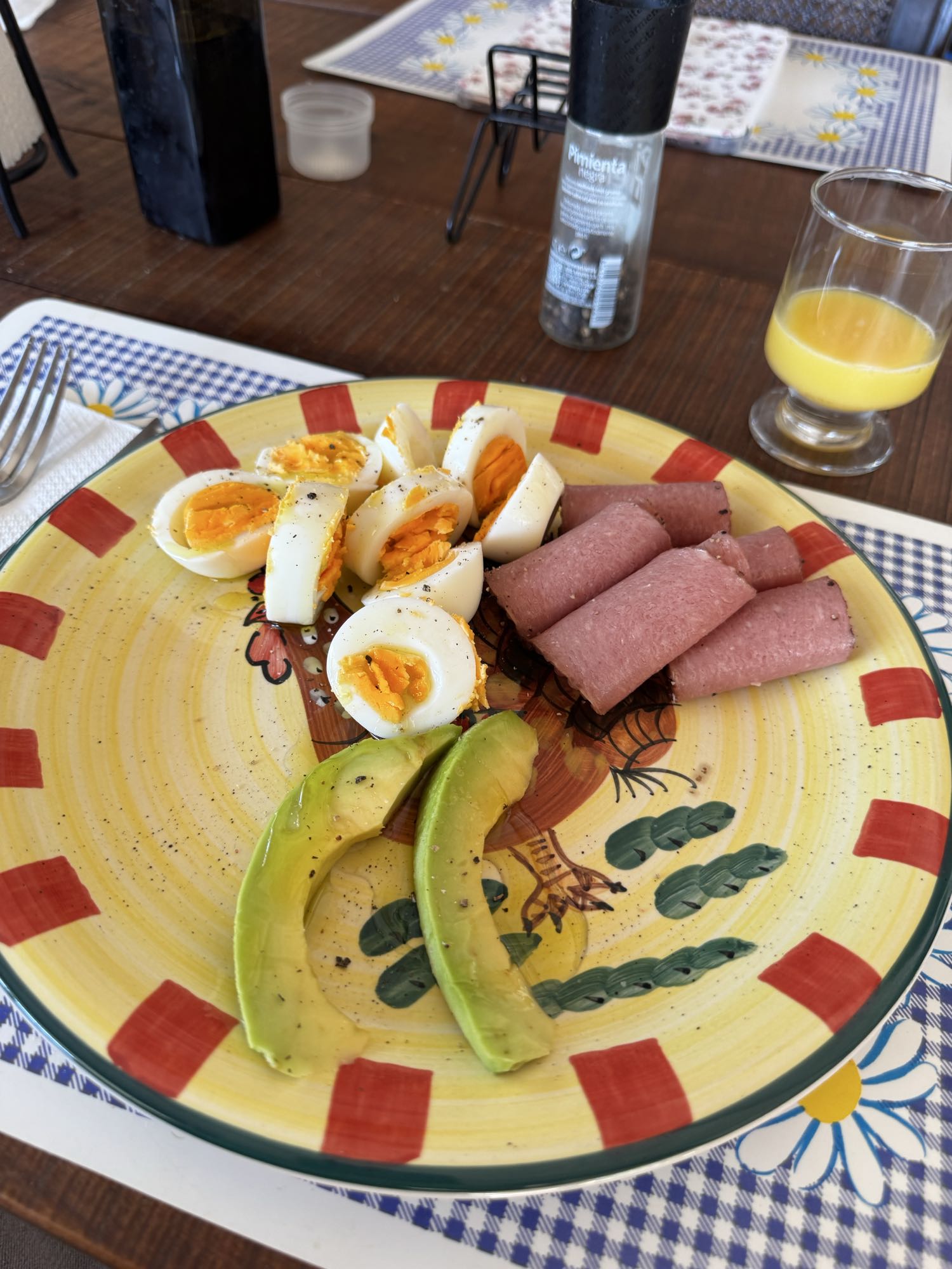 Desayuno con huevo y jamón