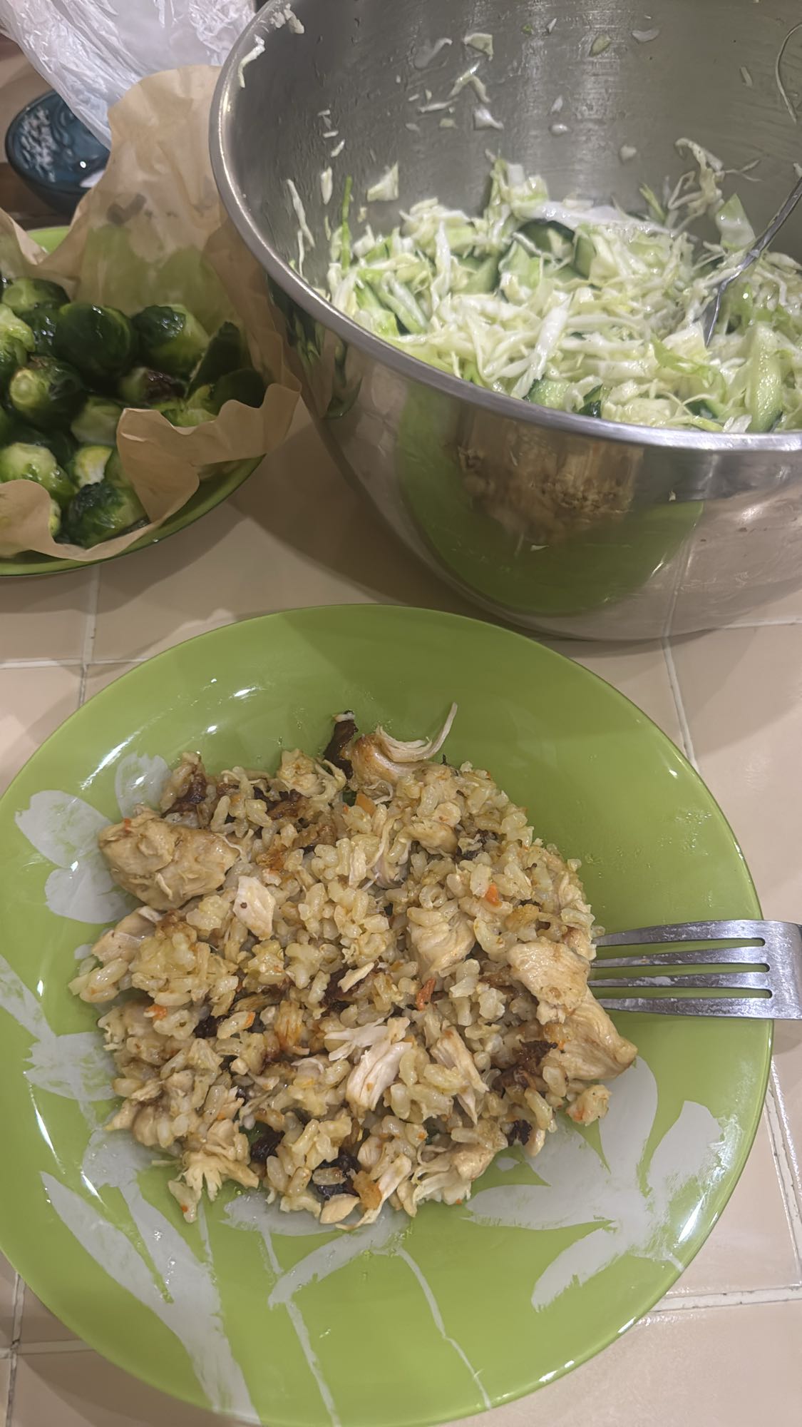 Курица с рисом и салатом