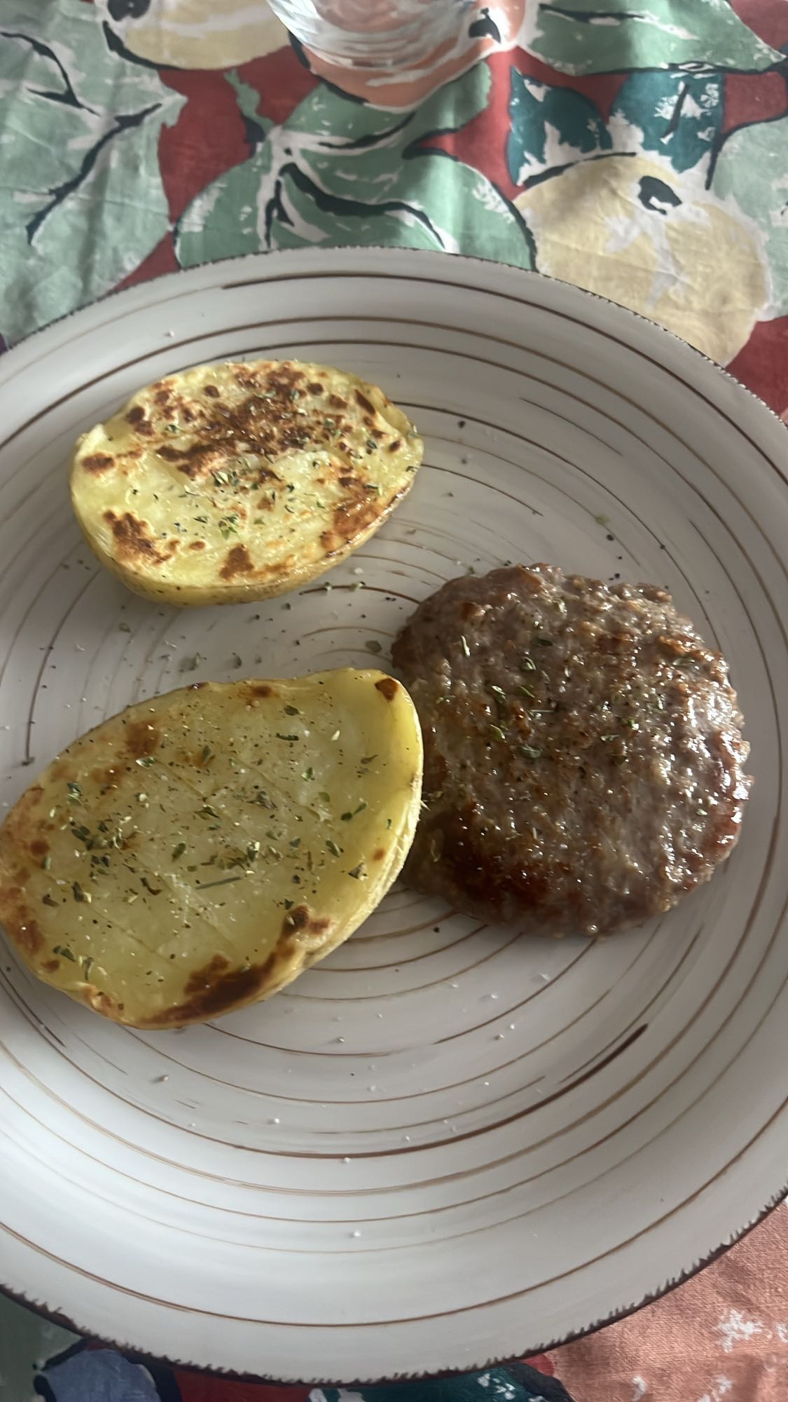 Carne con papas asadas