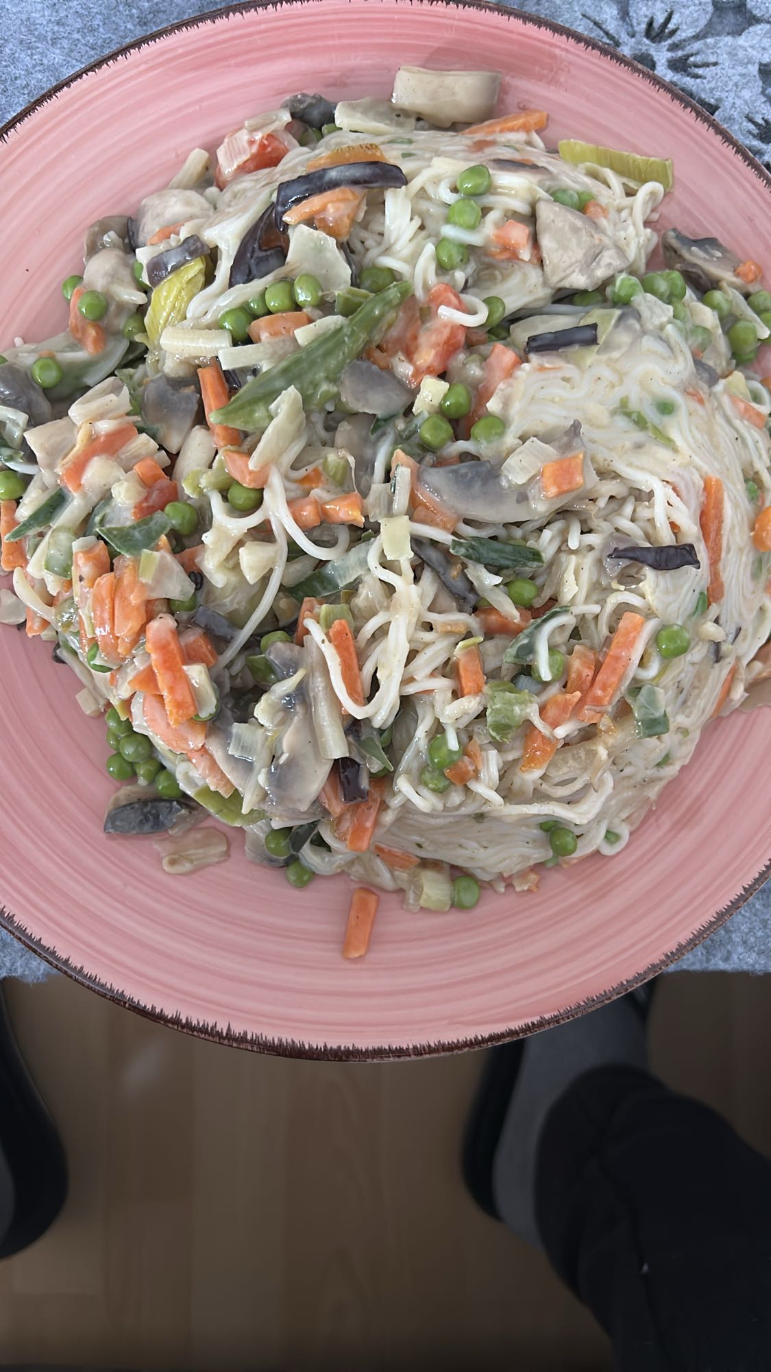 Fideos con verduras y crema