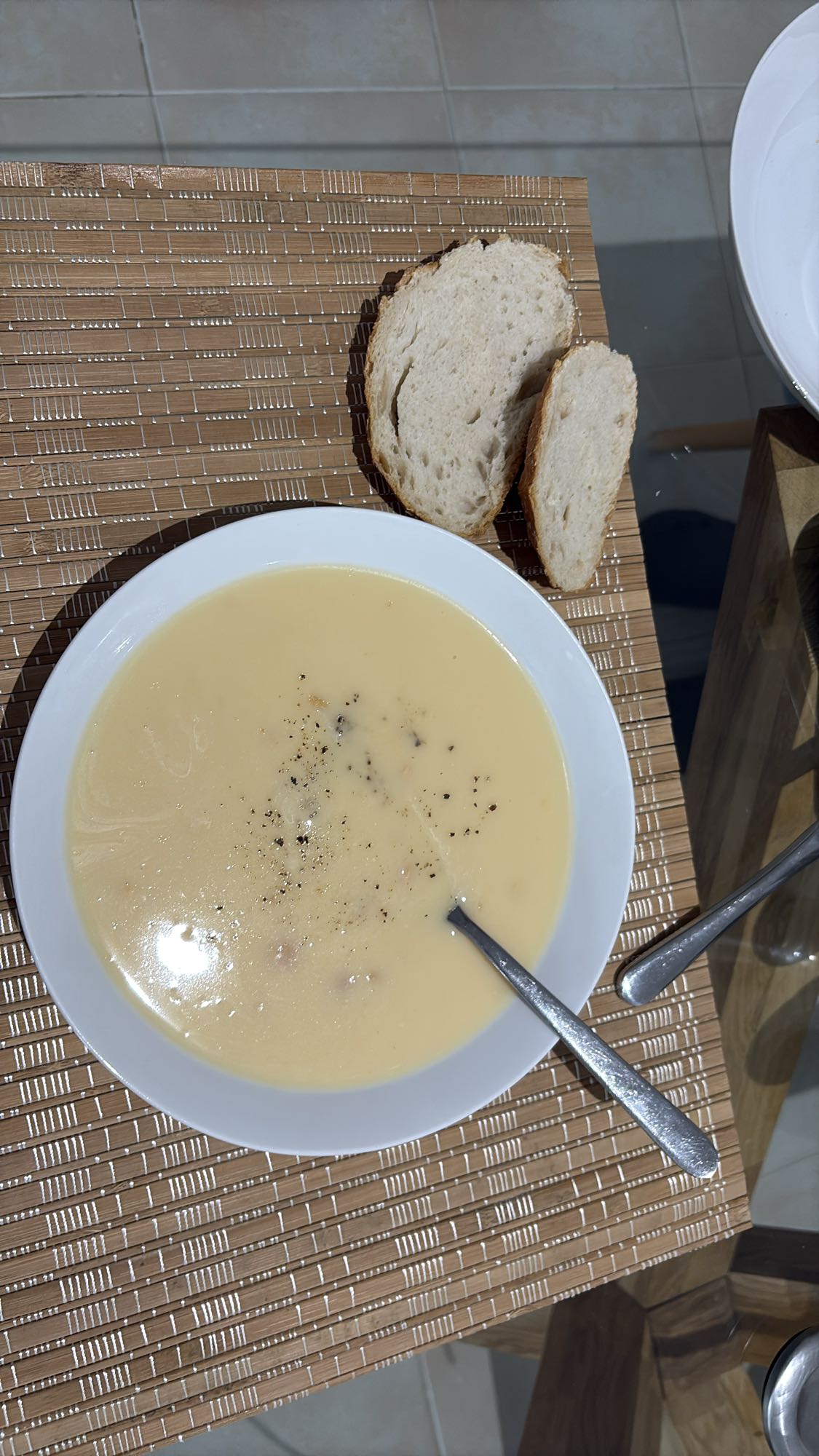 Creamy soup with bread