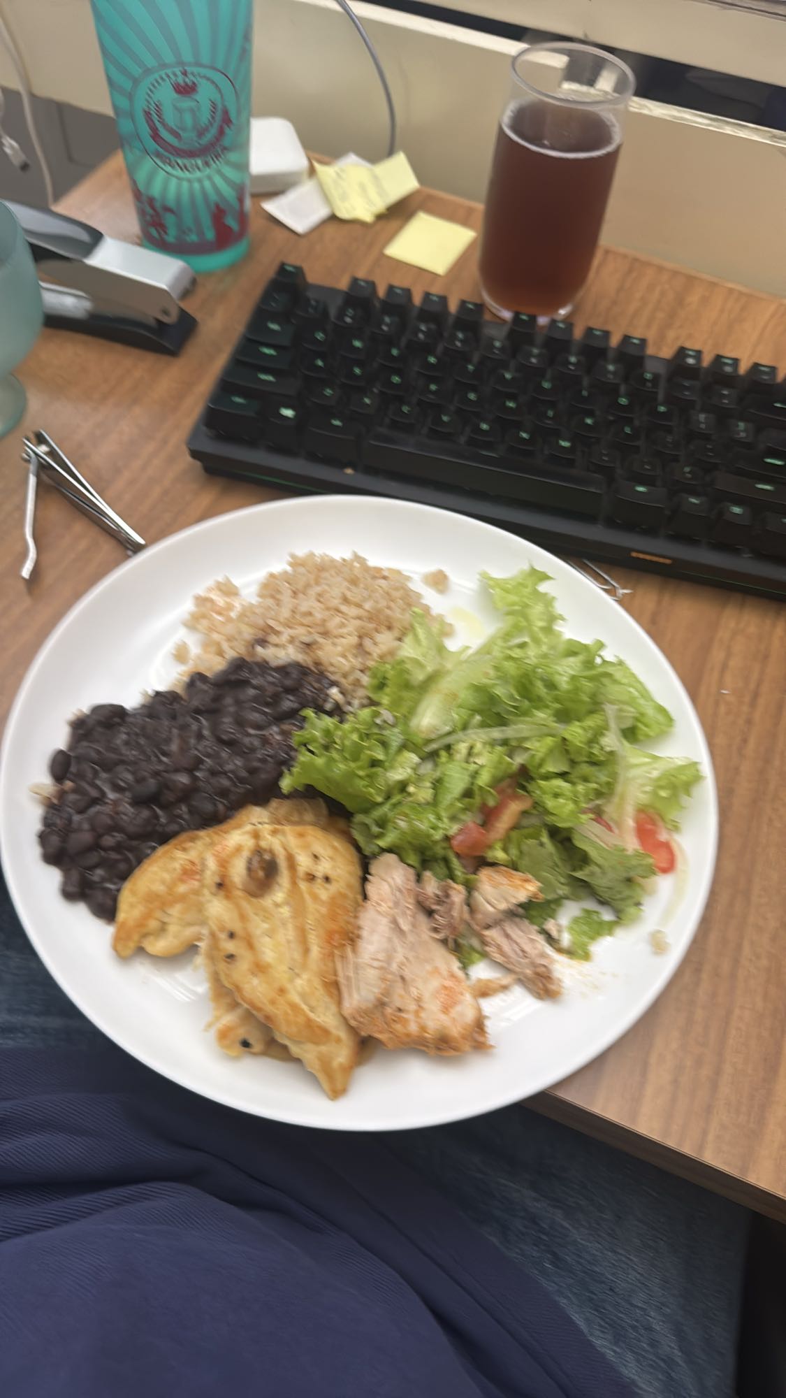 Prato com frango e salada