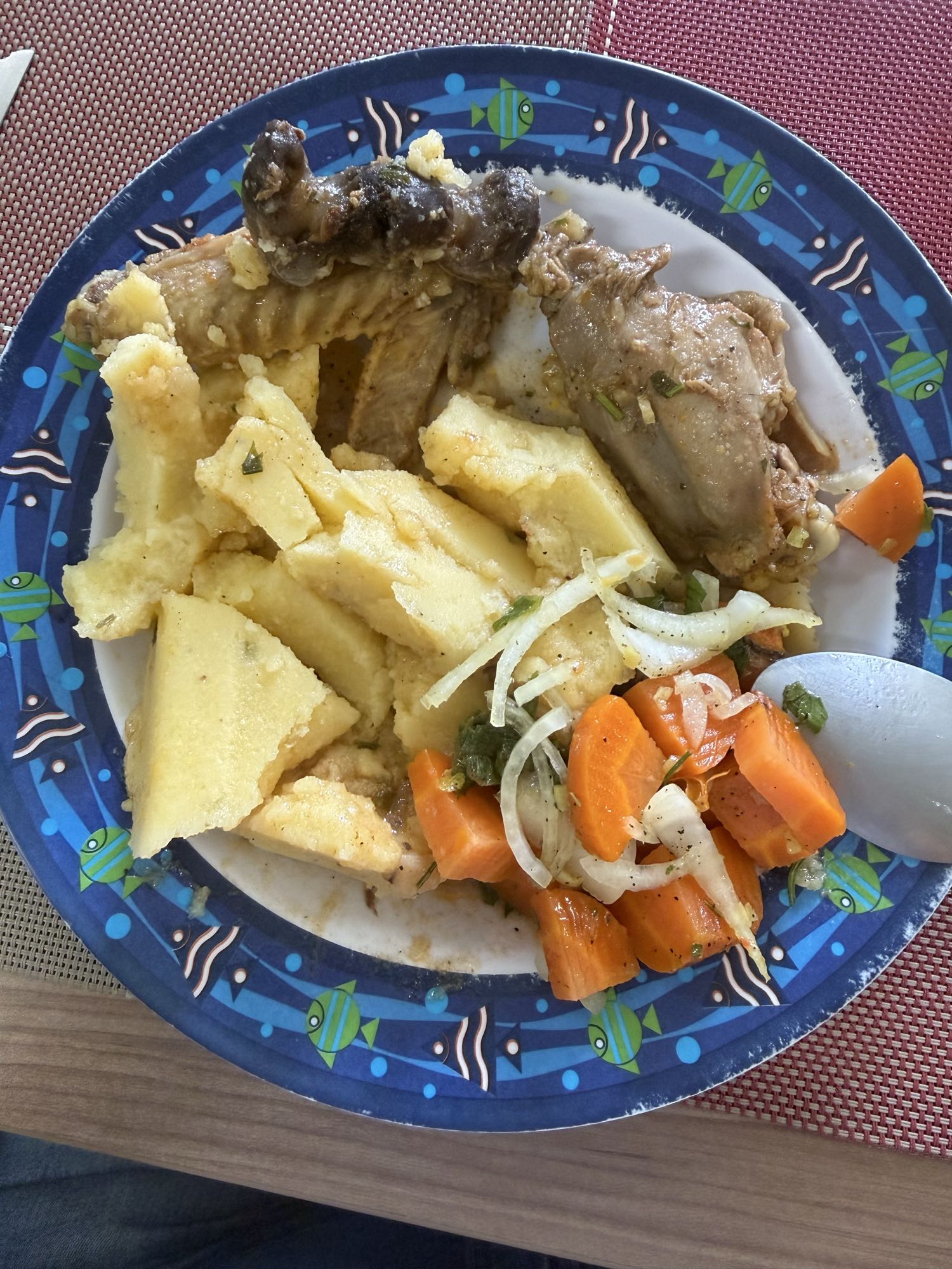 Frango com polenta e legumes