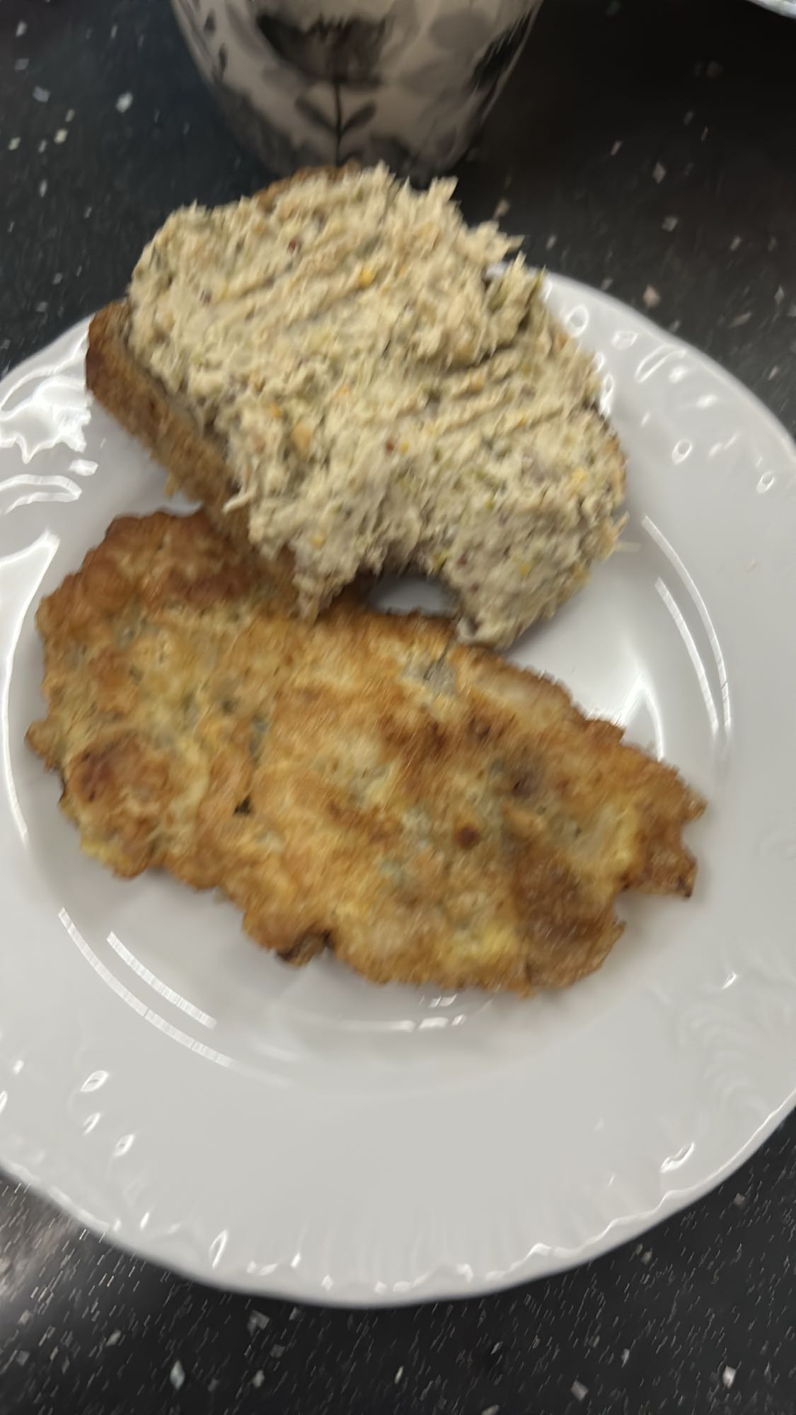 Kanapka z pastą i kotlet