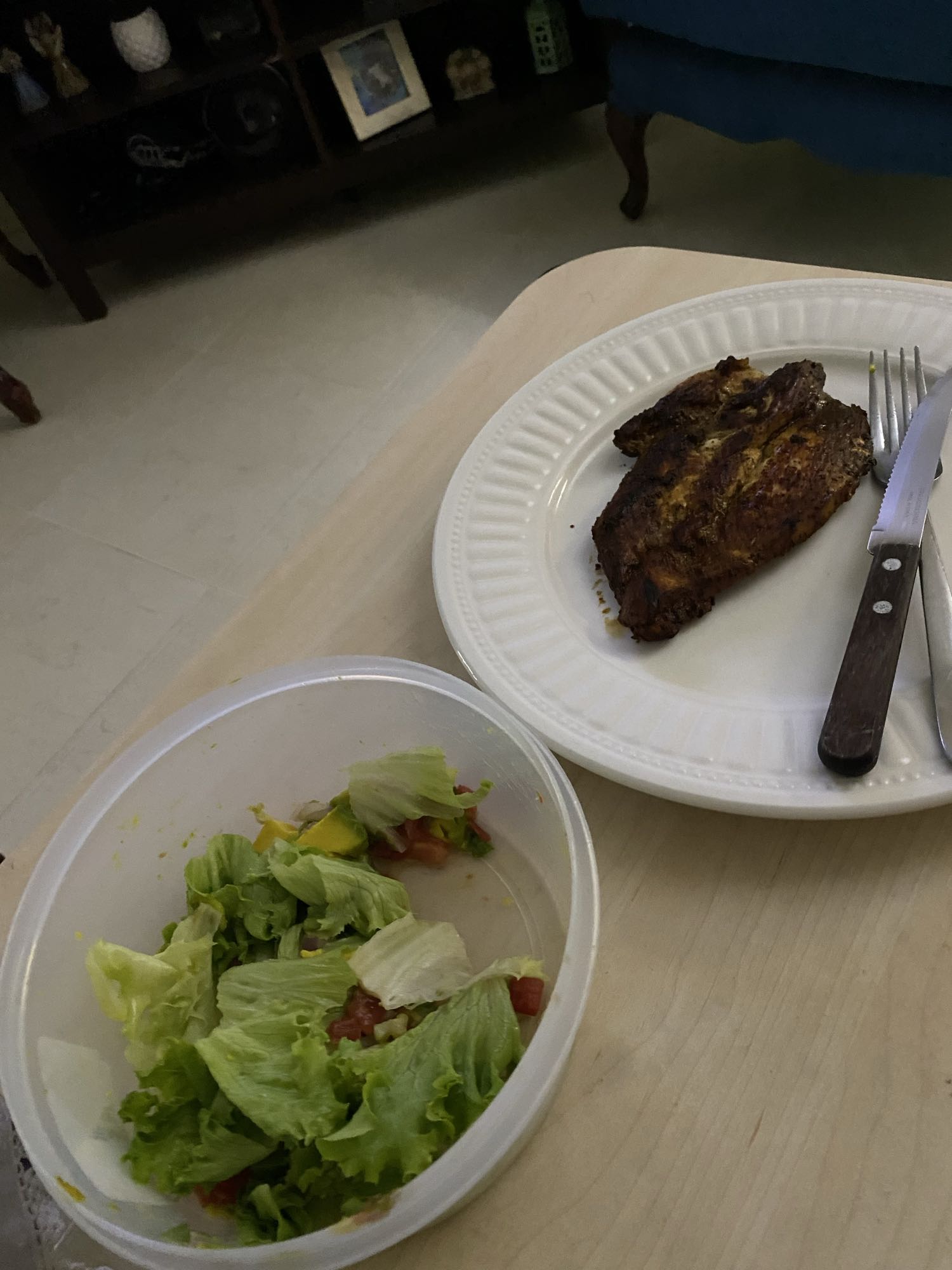 Pollo asado con ensalada
