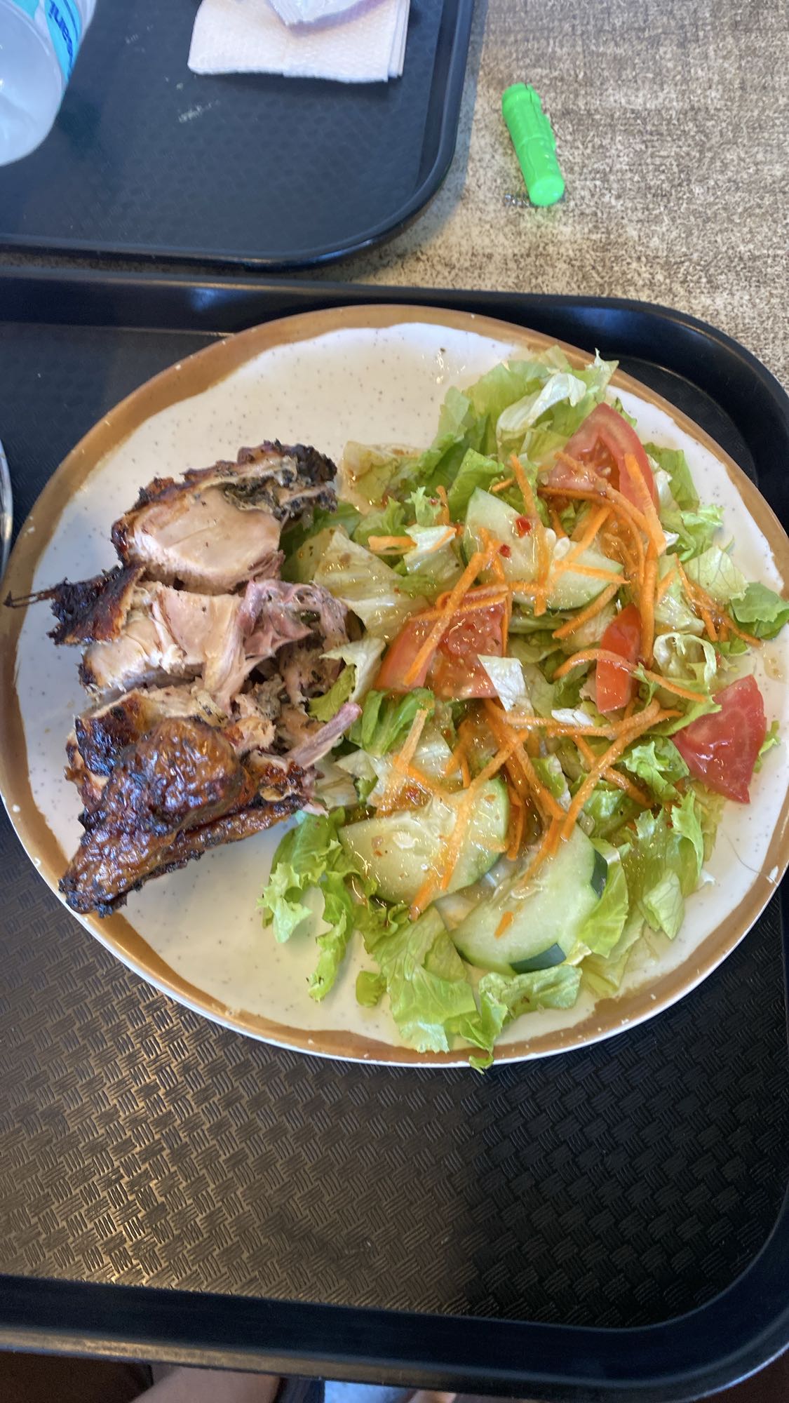 Pollo al horno con ensalada