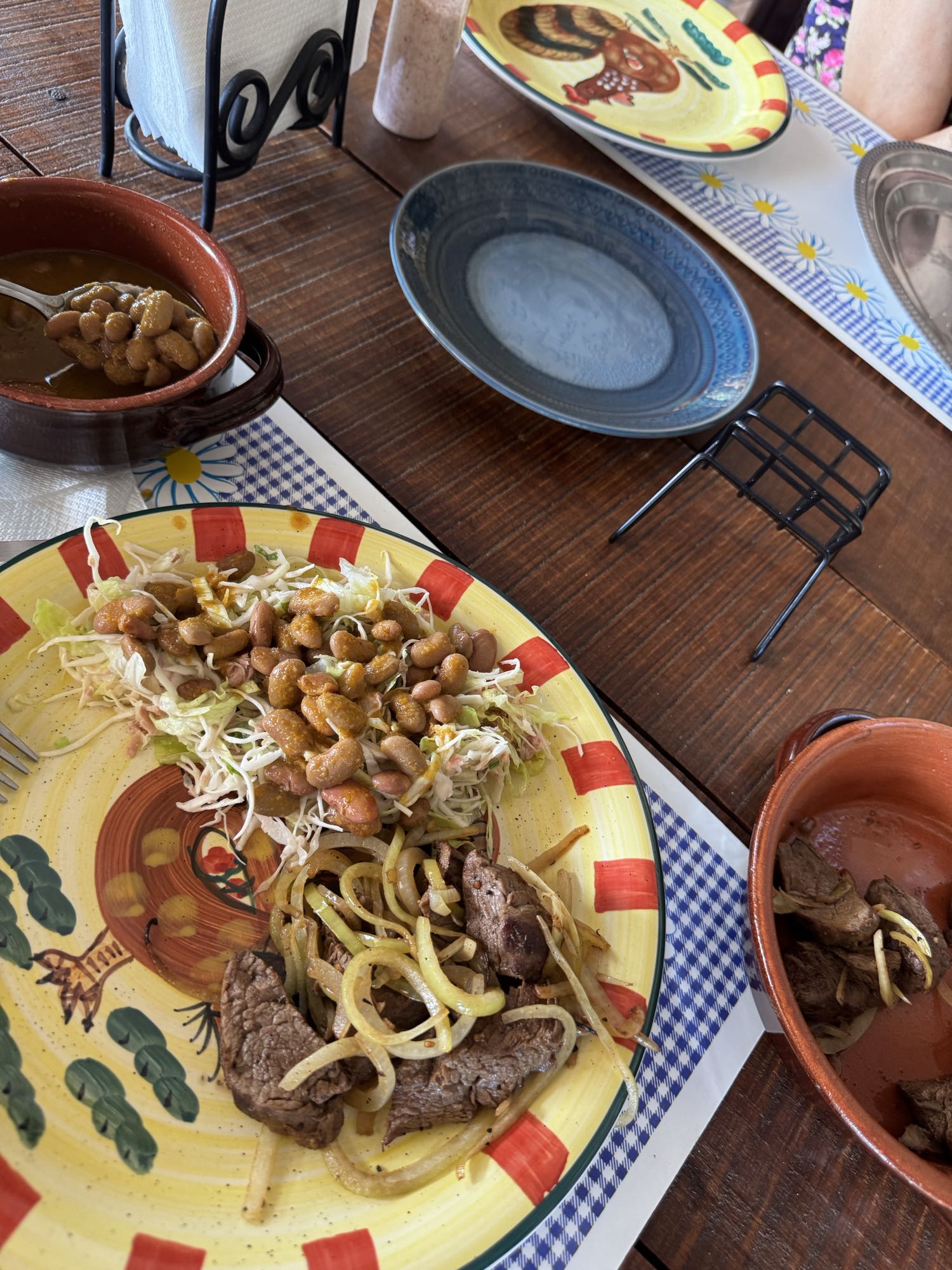 Carne con cebolla y frijoles
