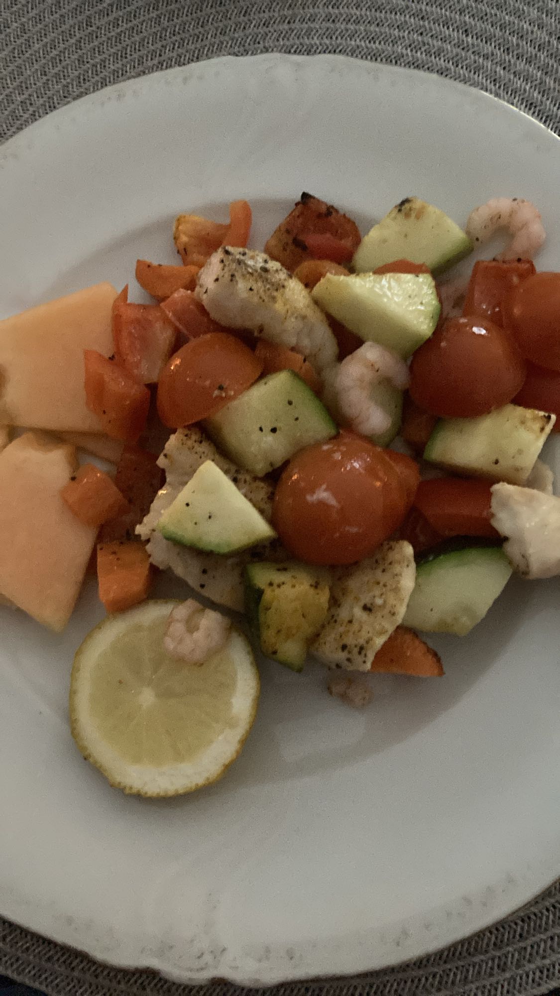 Grillad kyckling- och grönsakstallrik