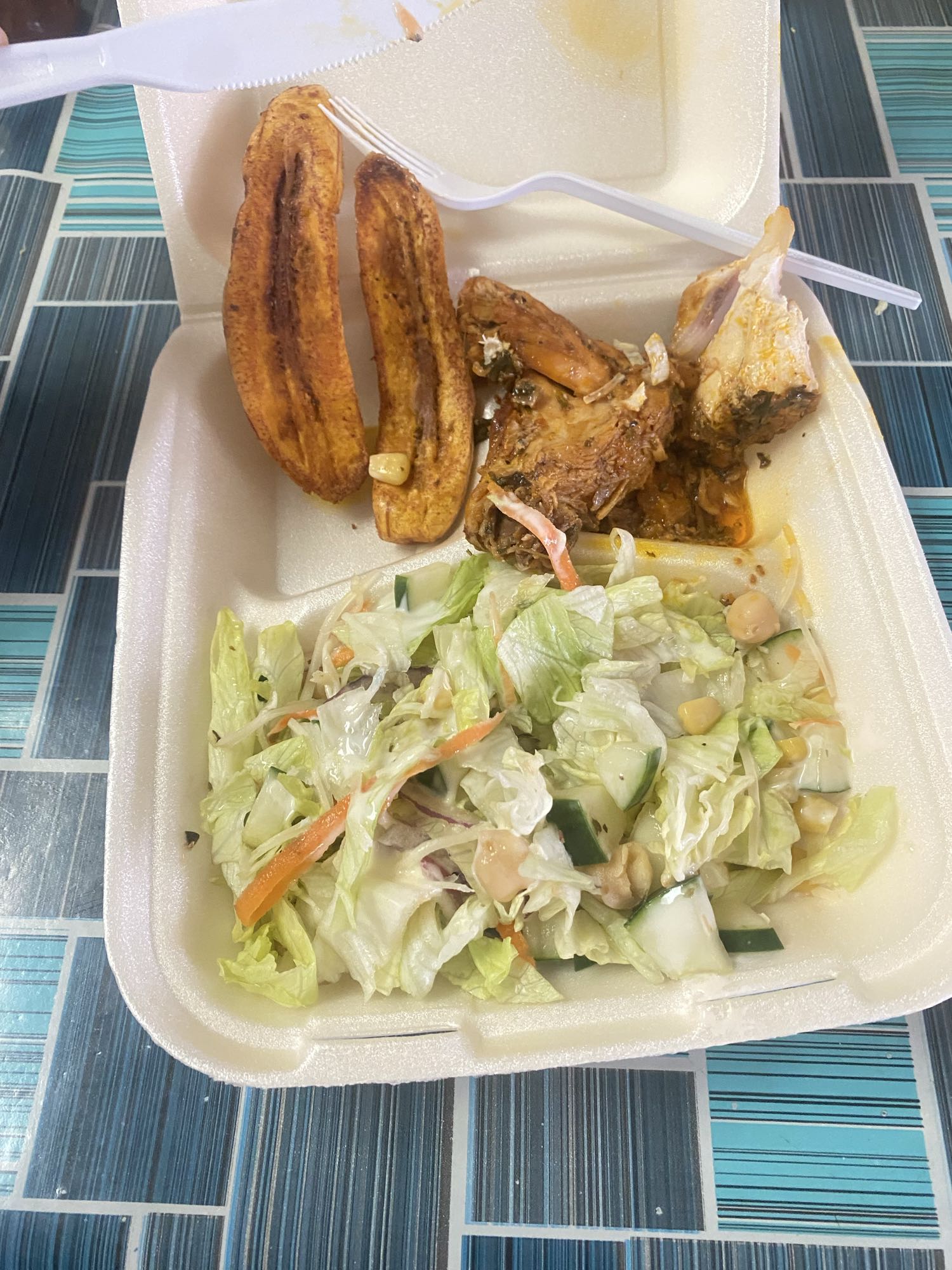 Pollo, plátano y ensalada