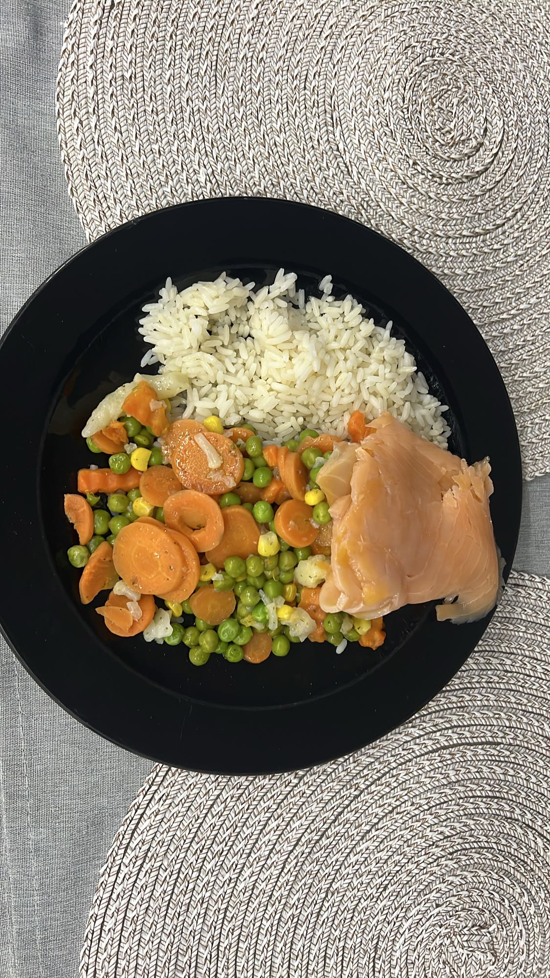 Łosoś z ryżem i warzywami