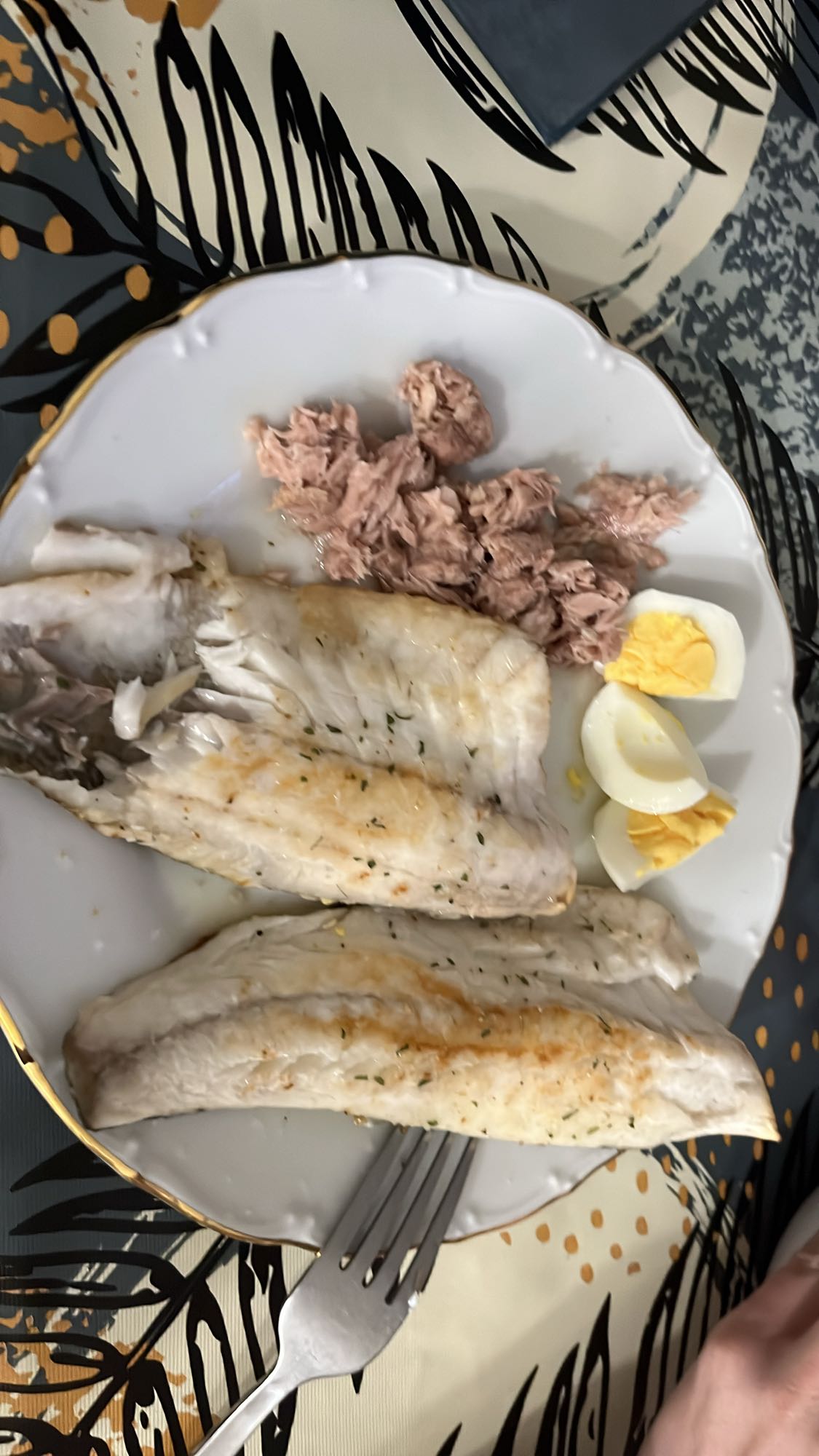 Pescado, atún y huevo