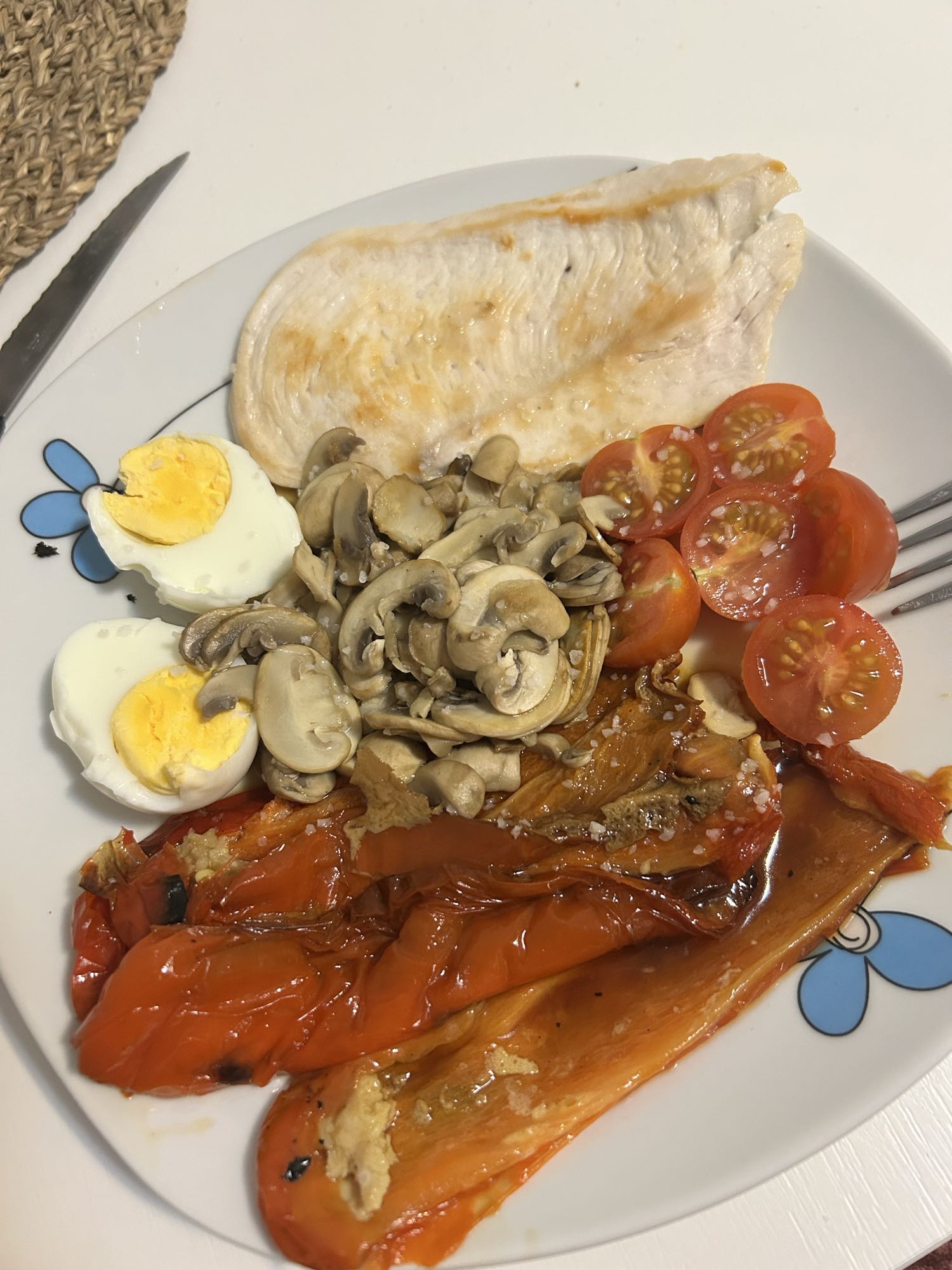 Pechuga con verduras y huevo