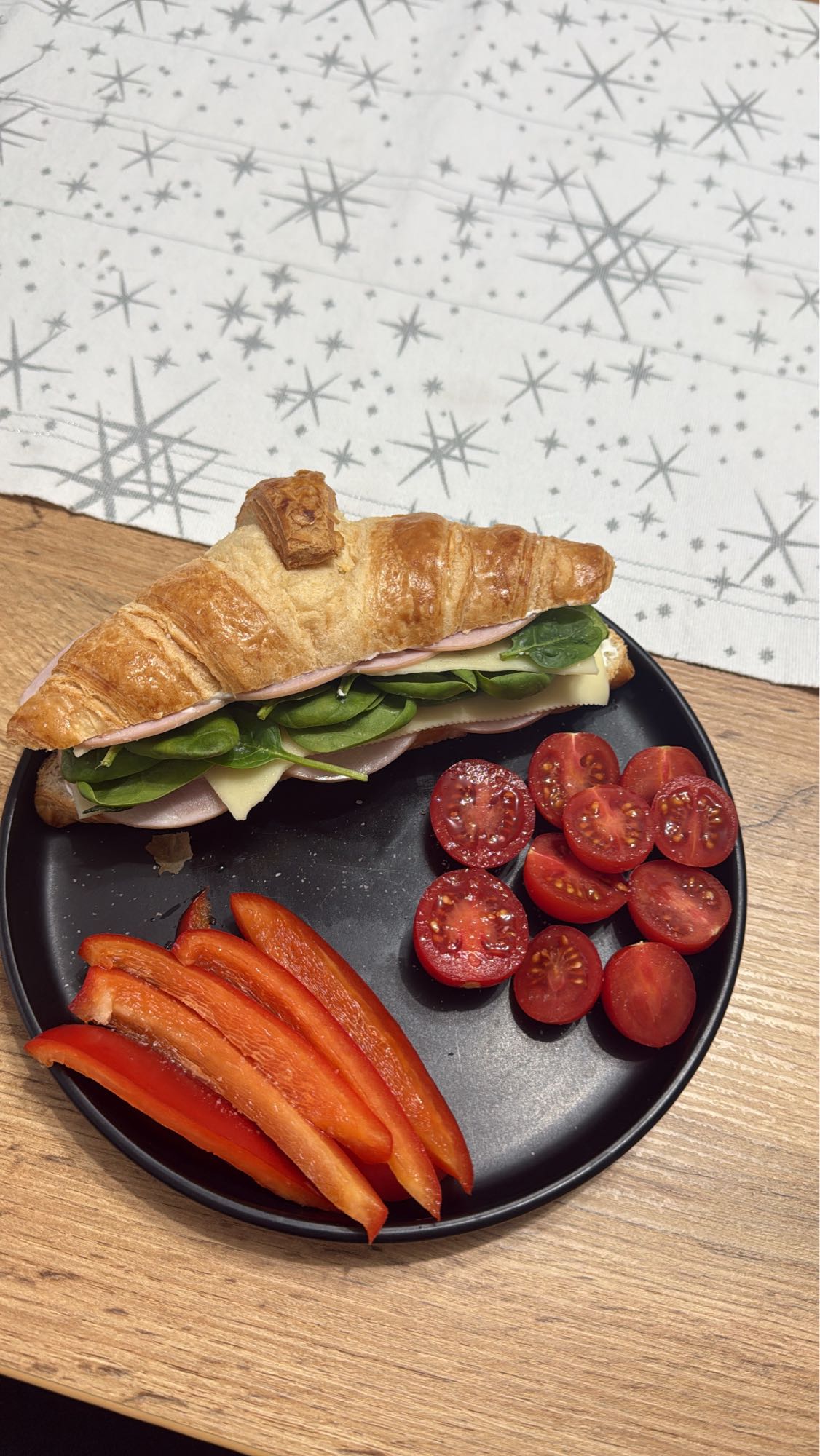 Croissant cu legume și șuncă