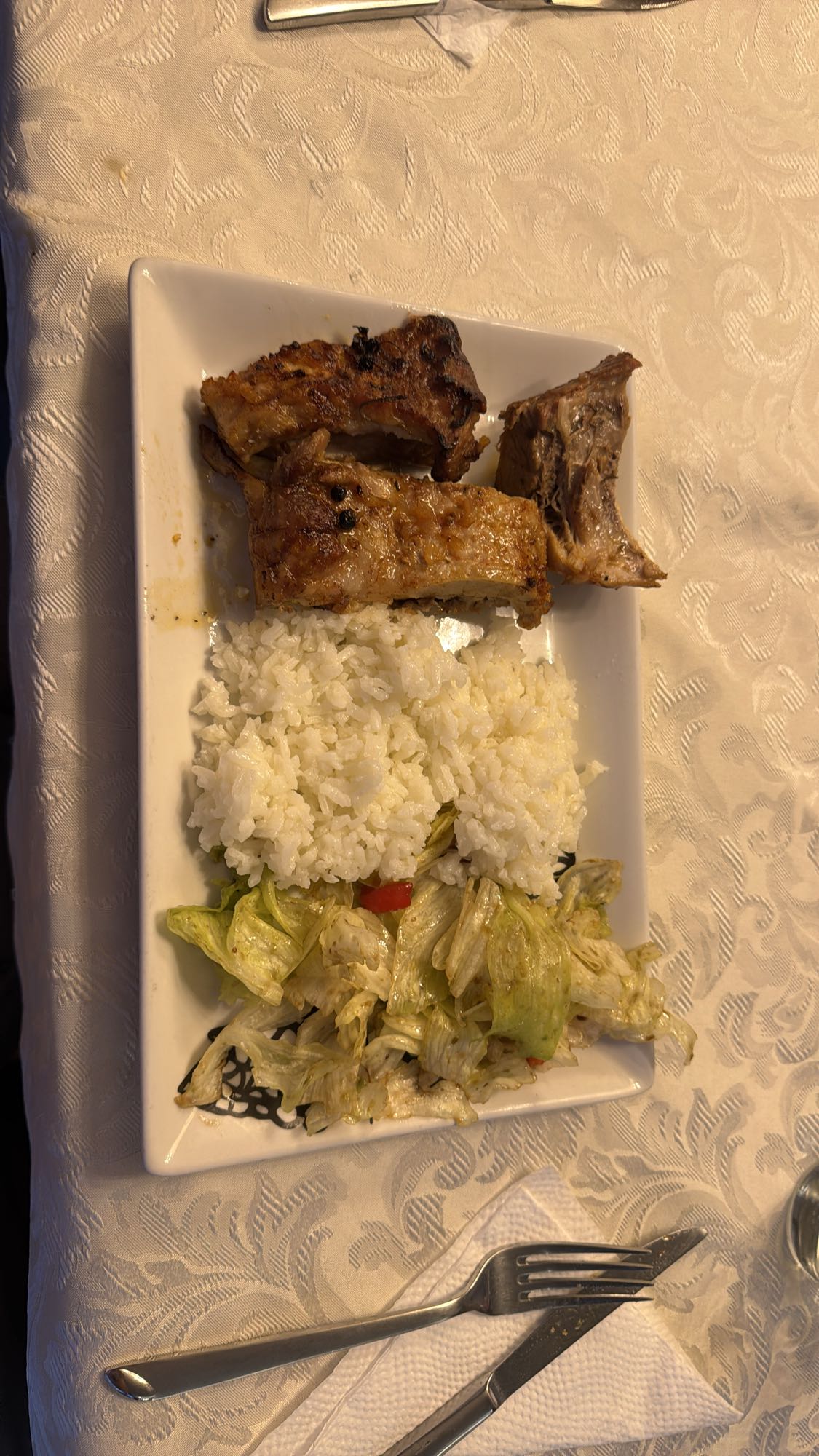 Costillas con arroz y ensalada