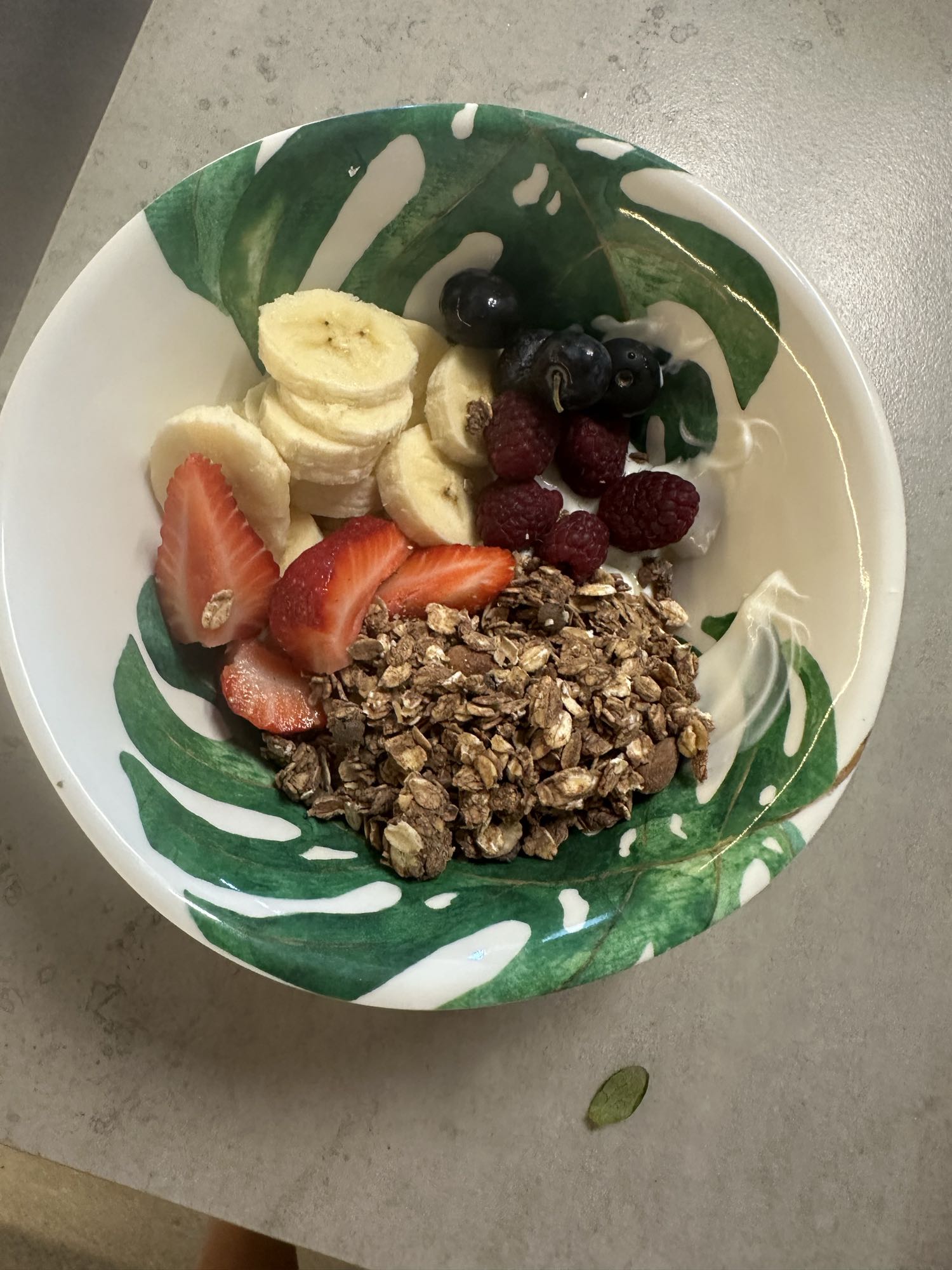 Tazón de frutas, granola y yogur con un poquito de miel