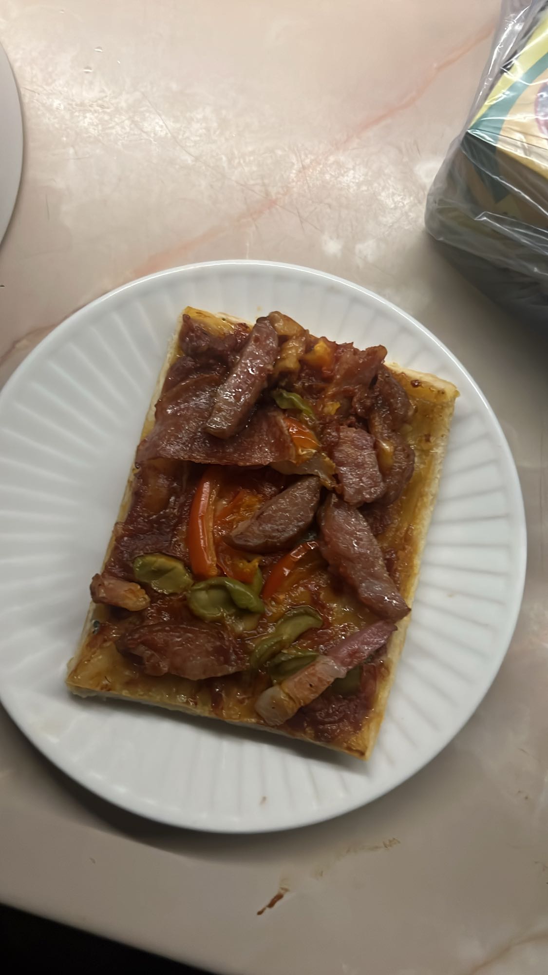 Pizza cu salam și legume