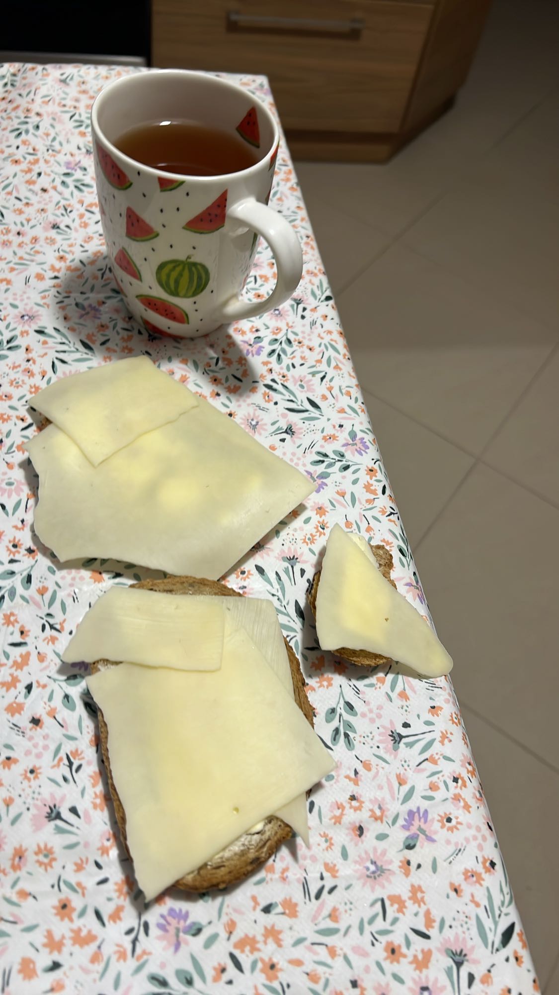 Kanapki z serem i herbata