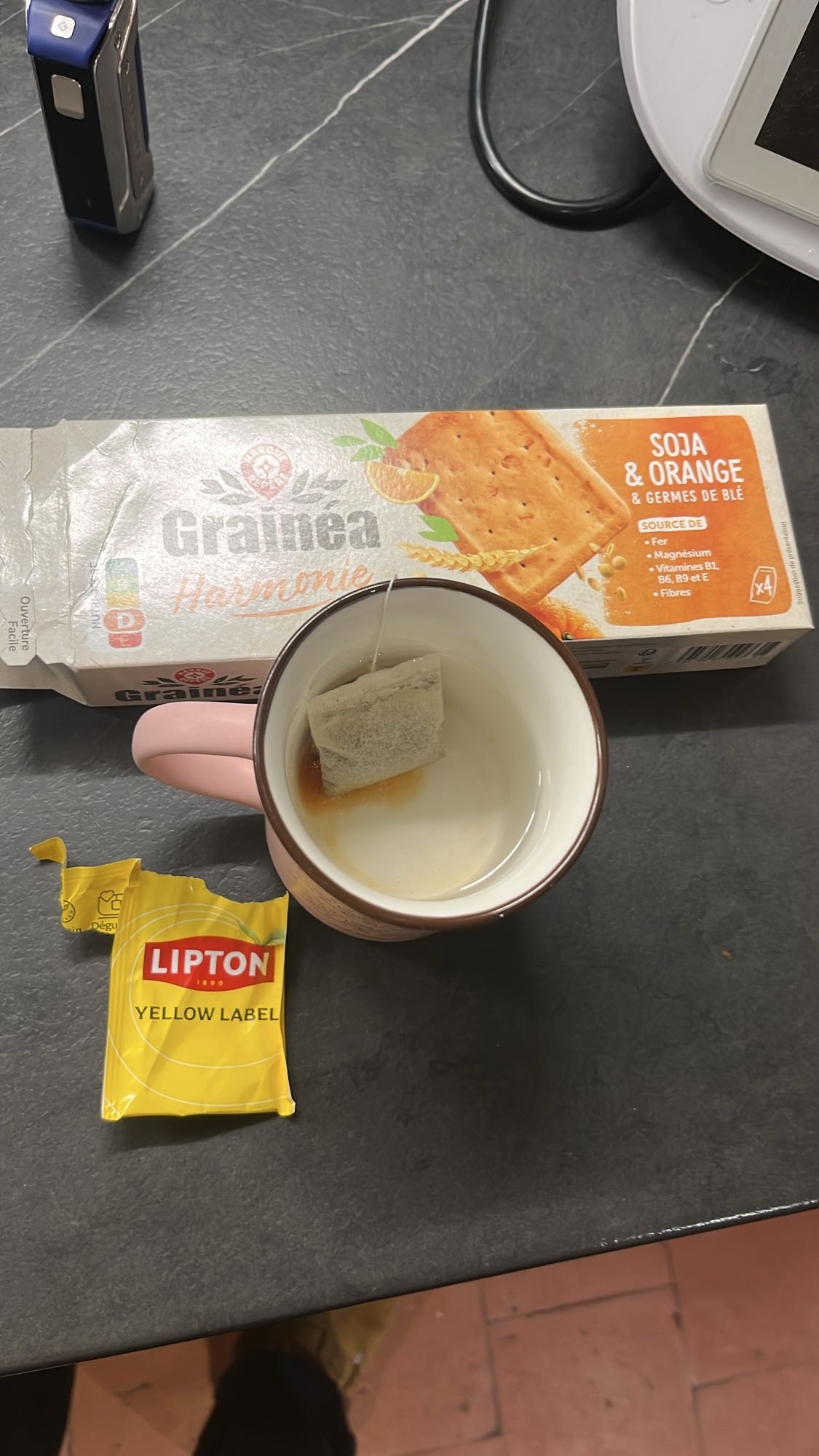 Biscuit et thé noir