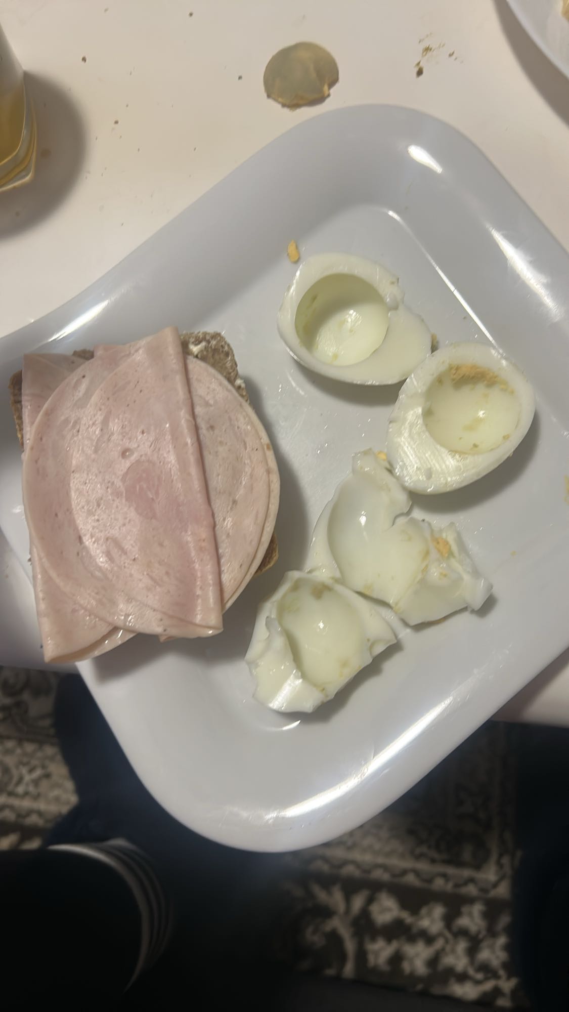 Sandviç ve haşlanmış yumurta