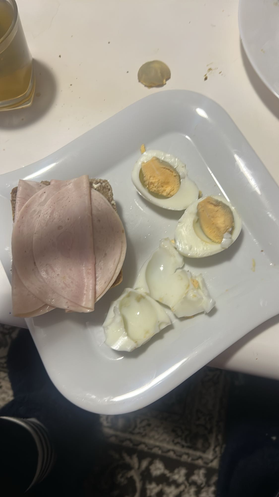 Eier und Schinkenbrot