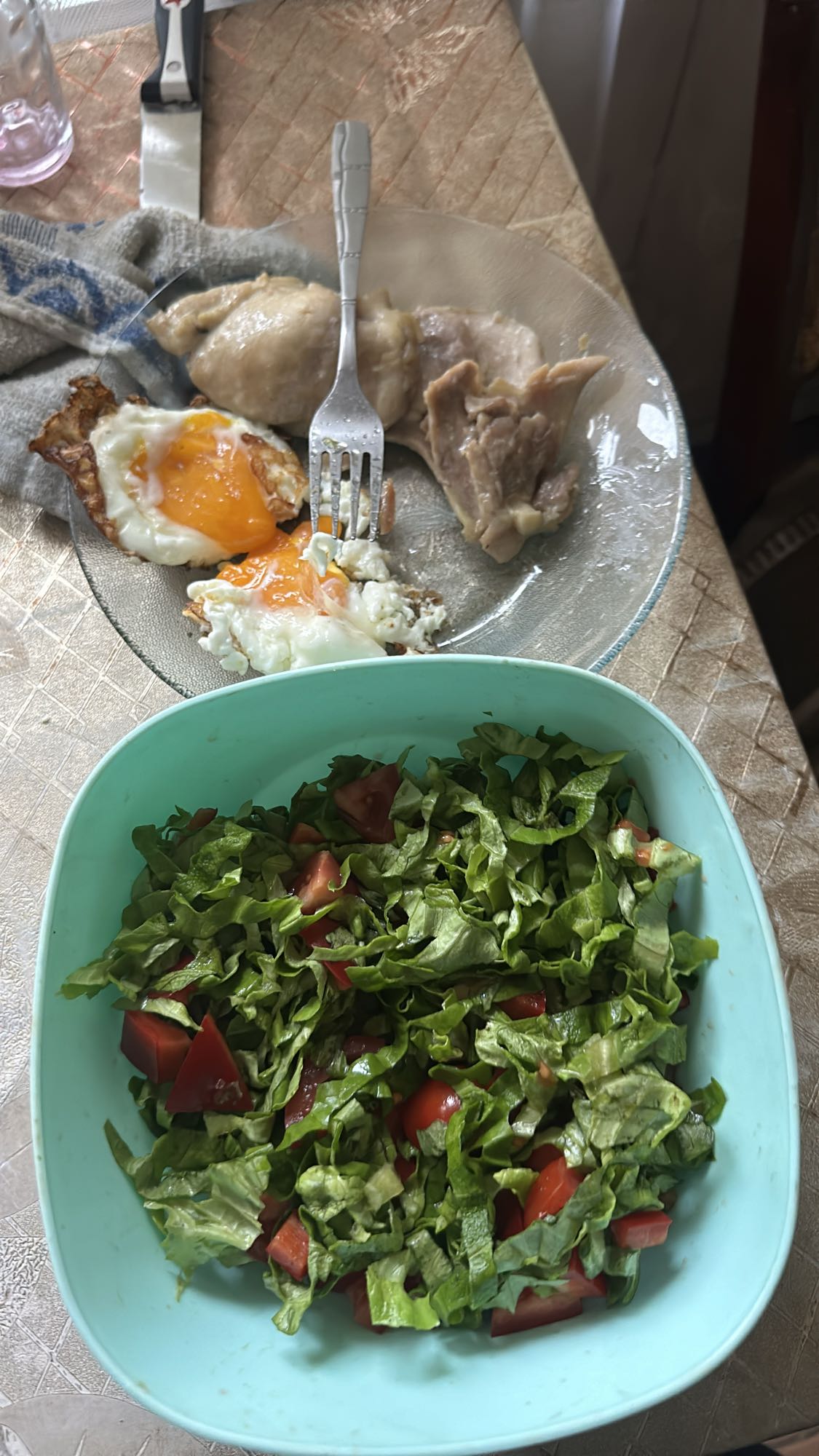 Pui cu ou și salată