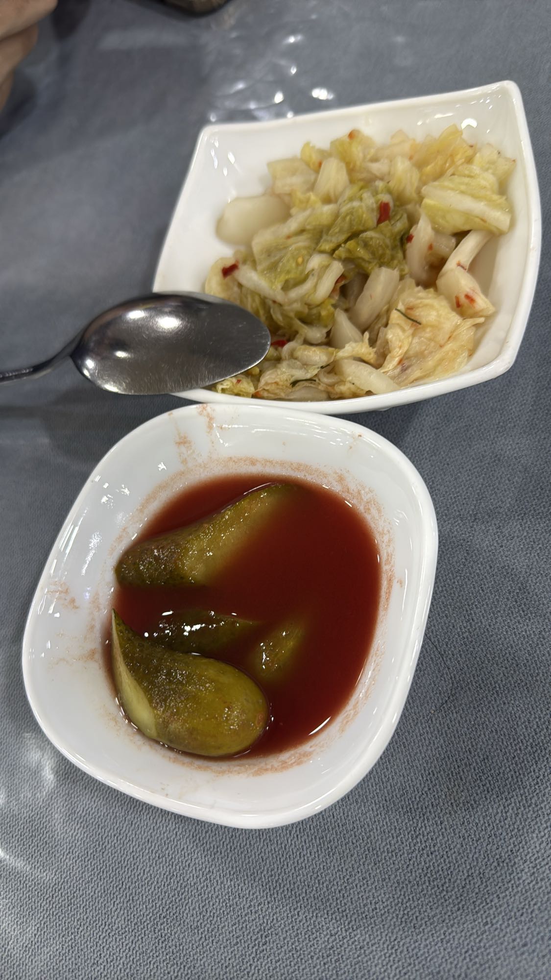Кимчи и маринованные огурцы
