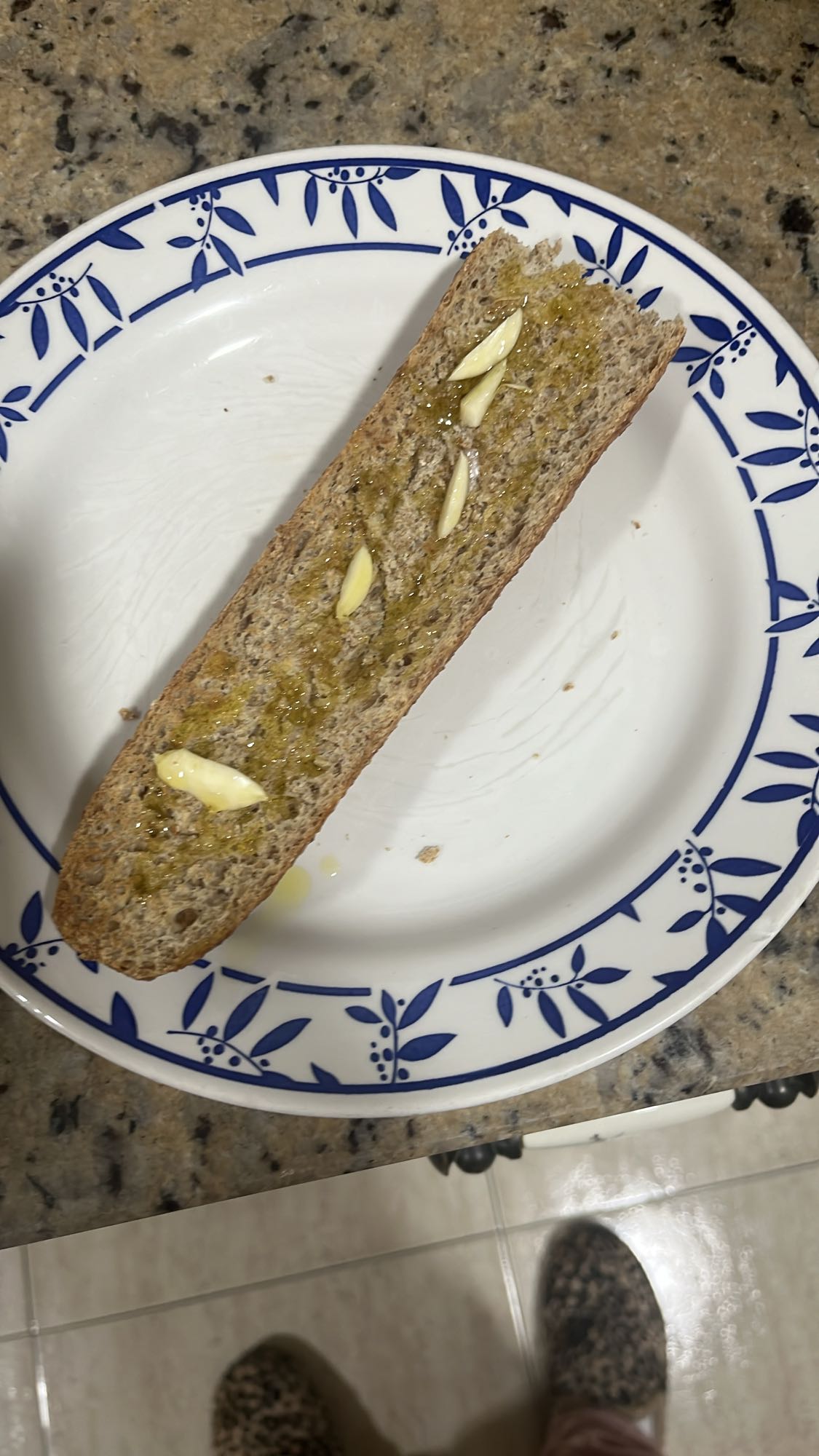 Pan integral con ajo y aceite