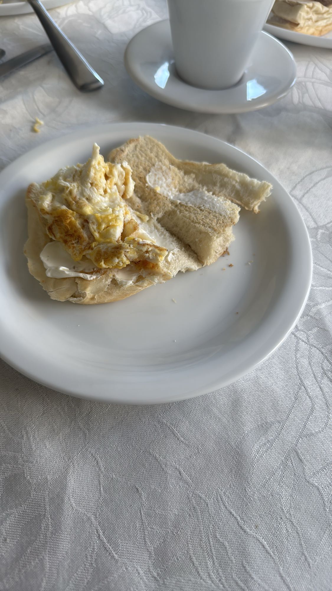 Pão com ovo e requeijão