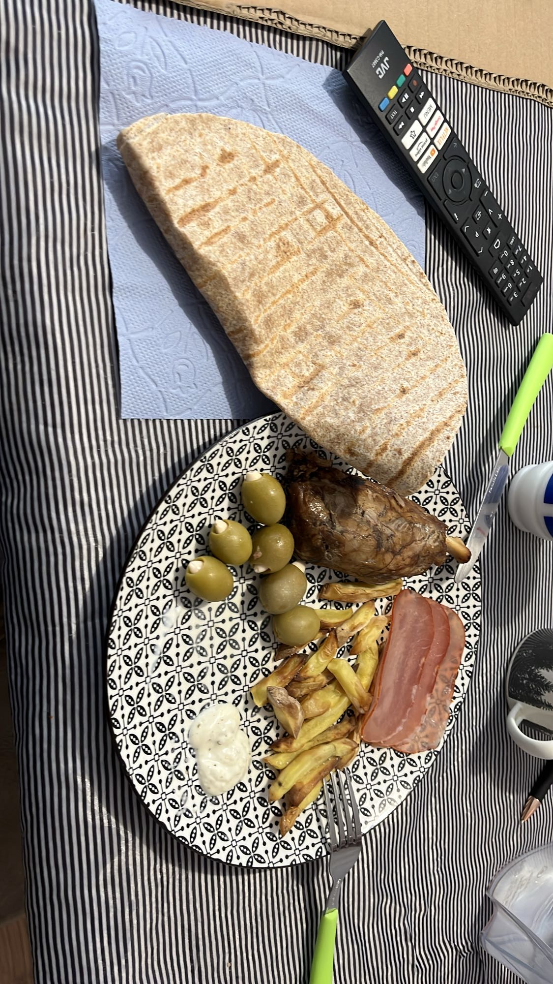 Агнешко с хляб и гарнитура