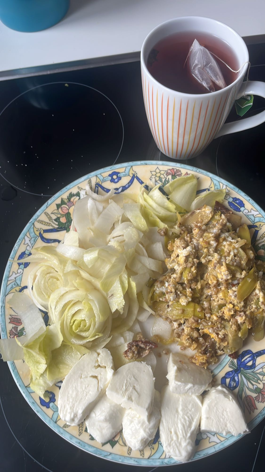 Salade, mozzarella et œufs