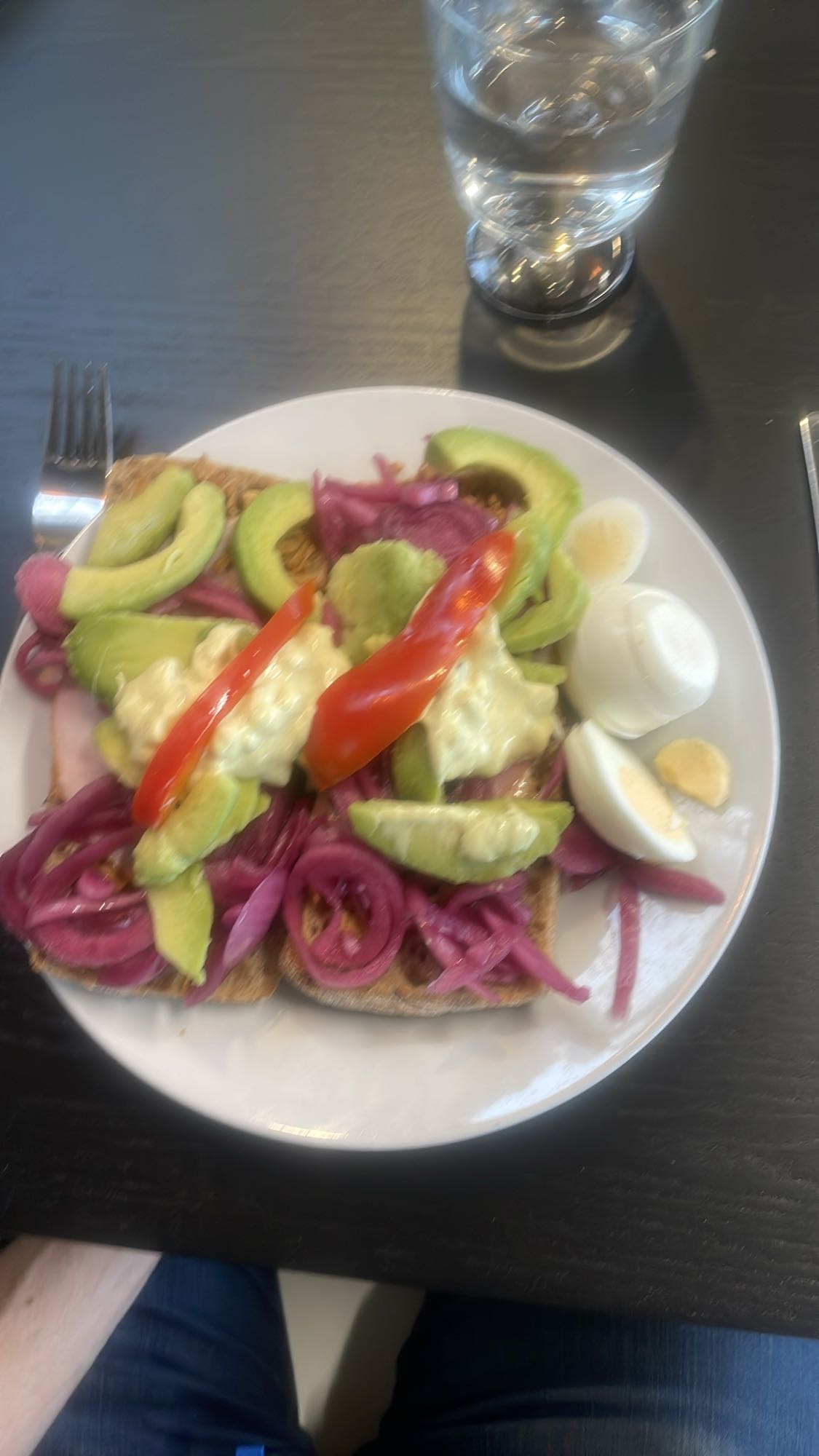 Avokadomacka med ägg