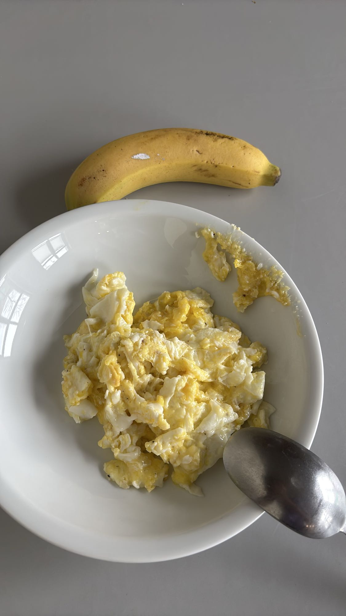 Oeufs brouillés et banane