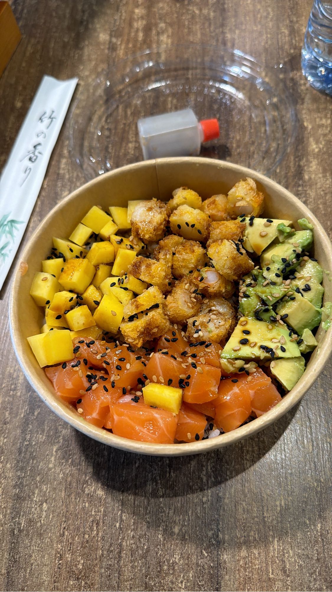 Poke bowl de salmón y aguacate