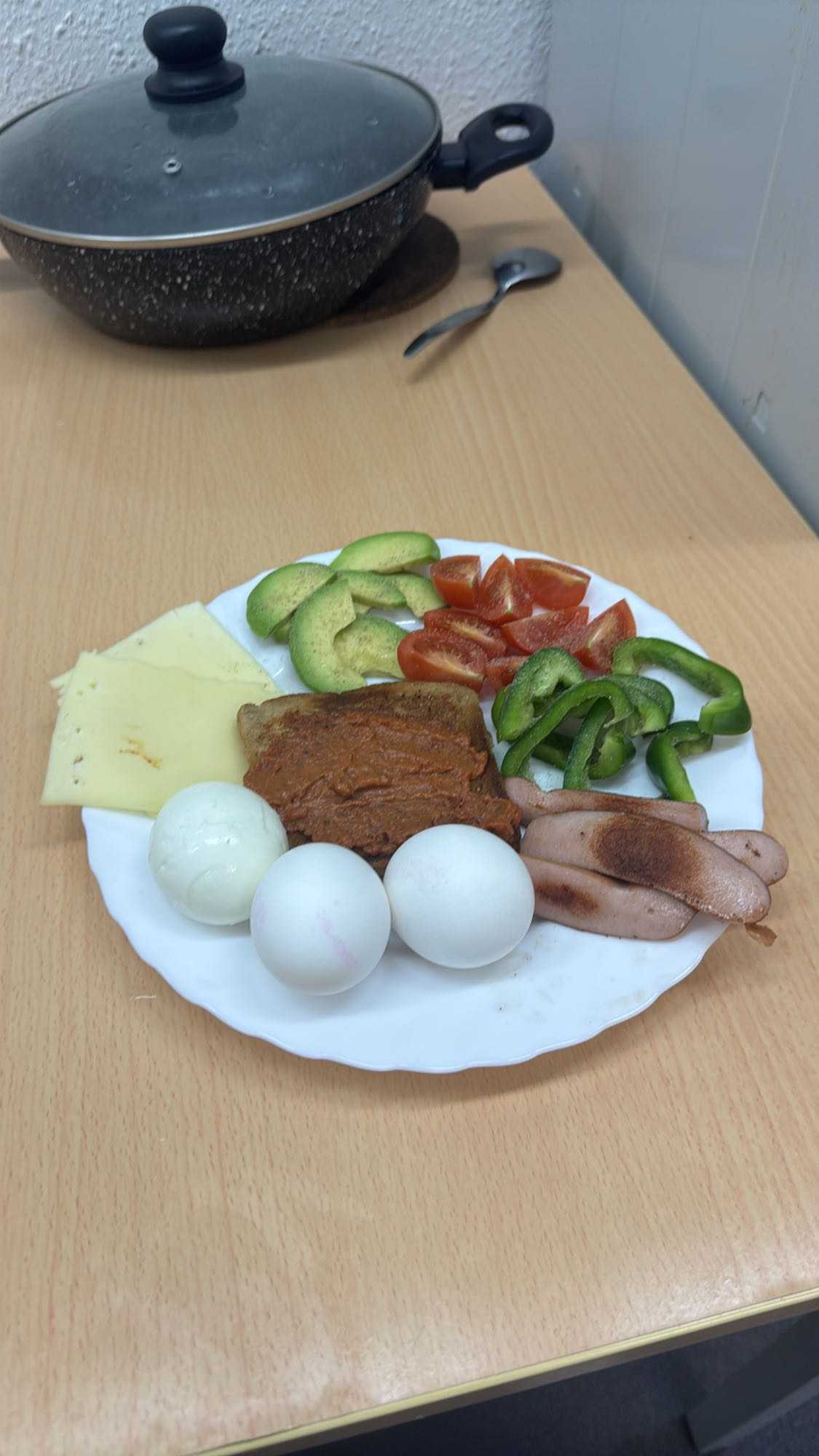 Завтрак с яйцами и тостом