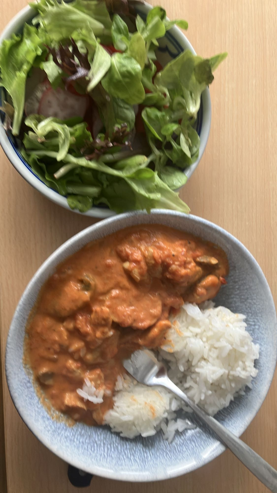 Frango ao molho com arroz e salada