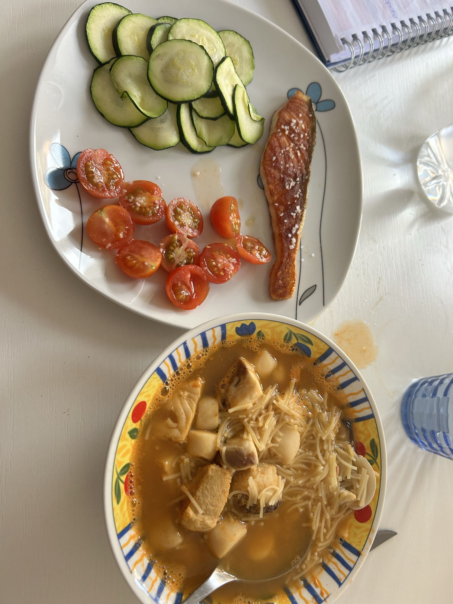 Salmón, sopa casera y verduras