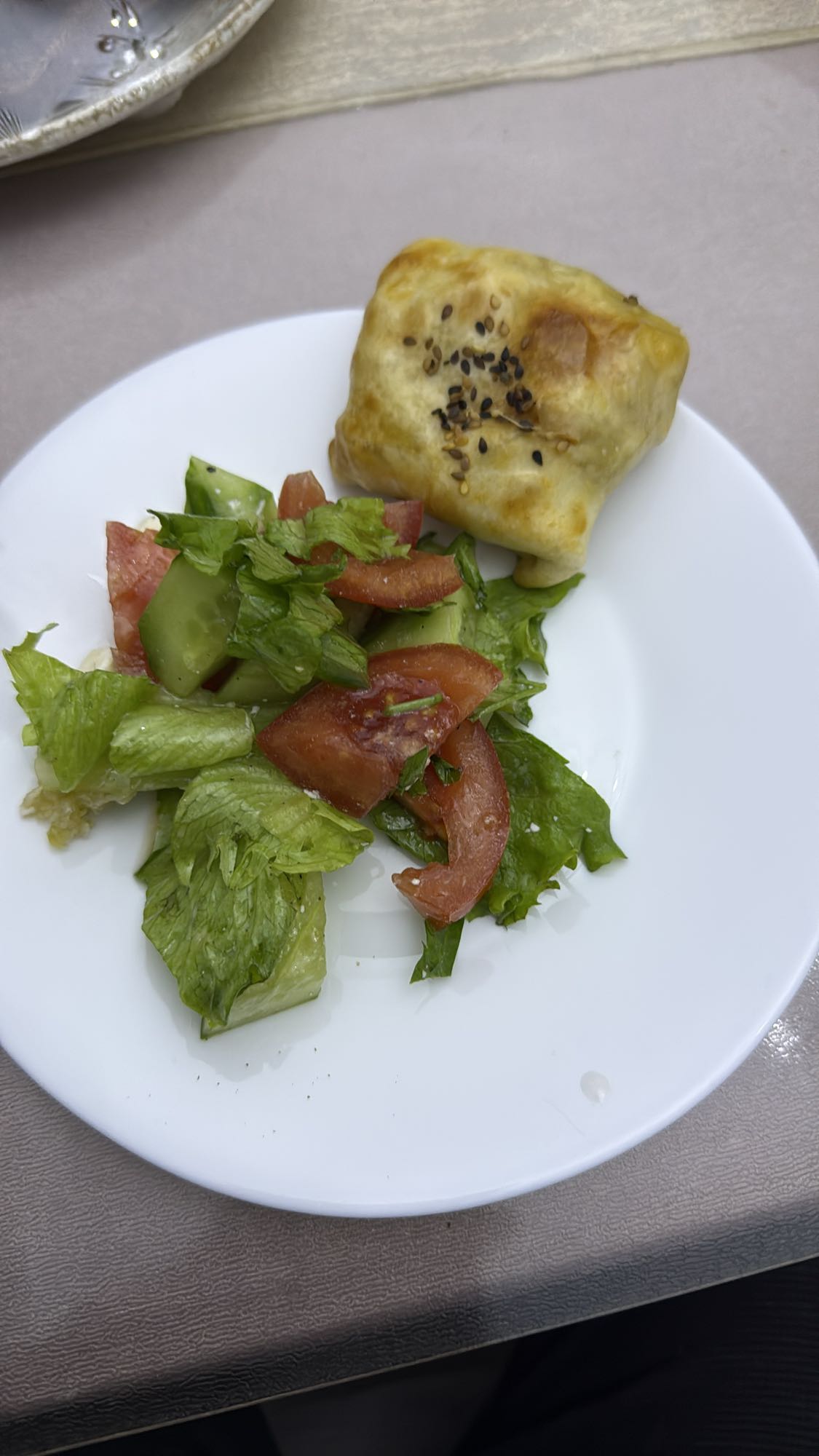 Салат и пирожок