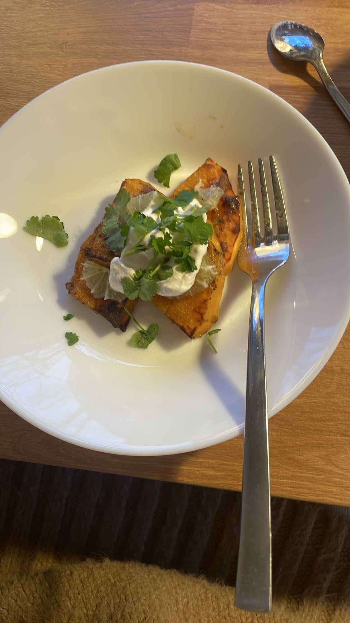 Pieczona dynia z sosem jogurtowo-tahini