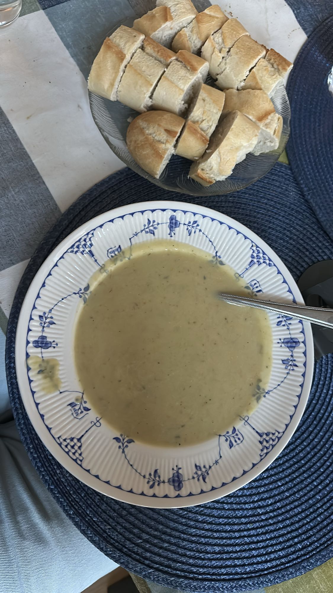 Grönsakssoppa med bröd