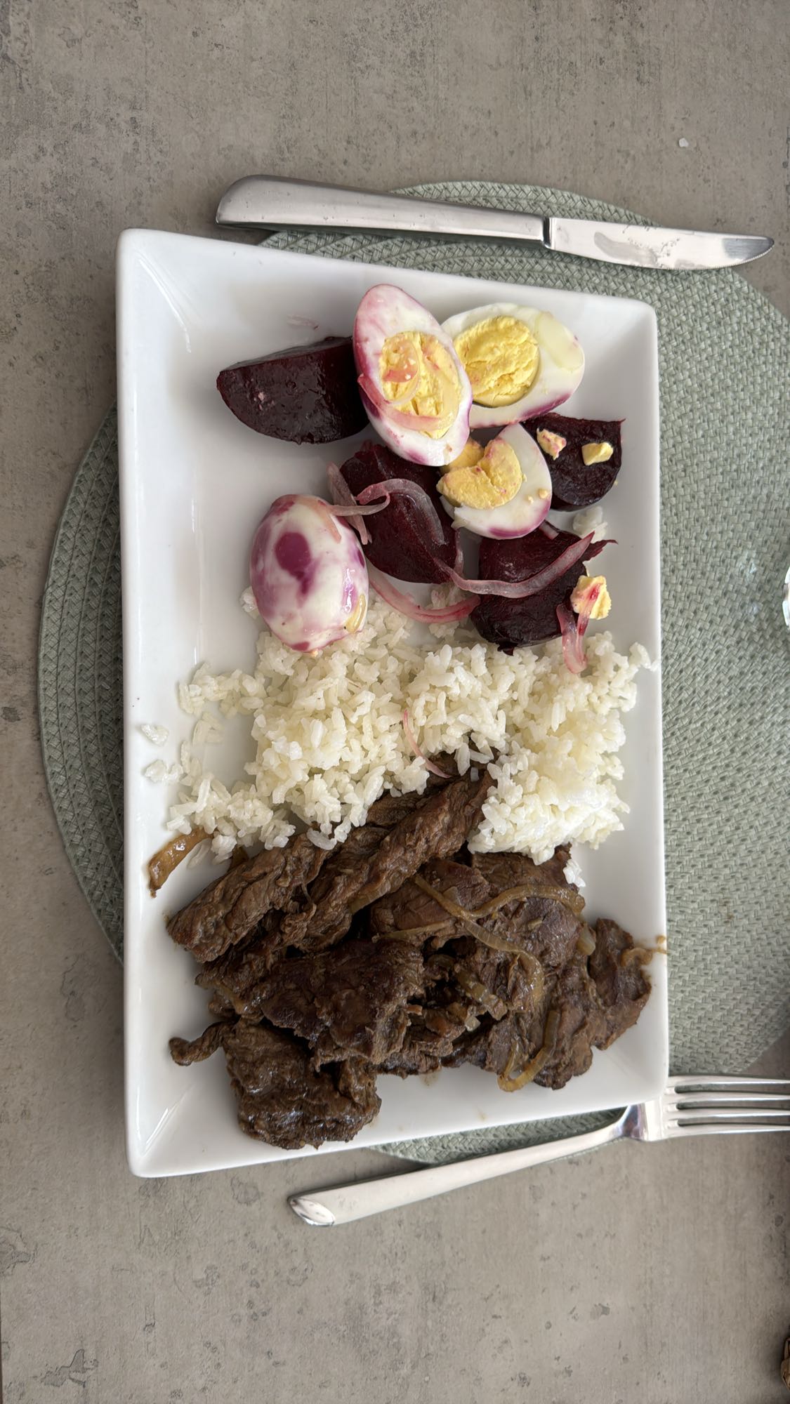 Carne con arroz y tomate