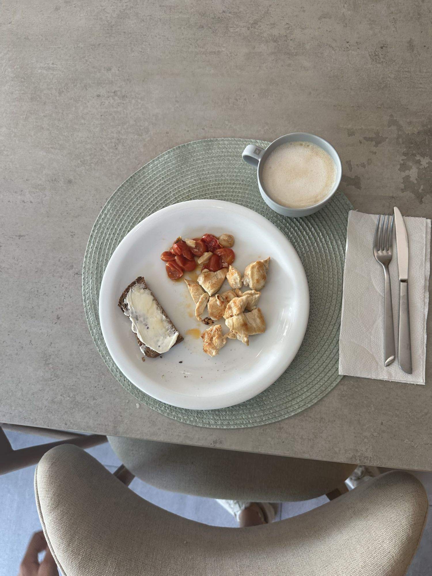 Desayuno con pollo y pan